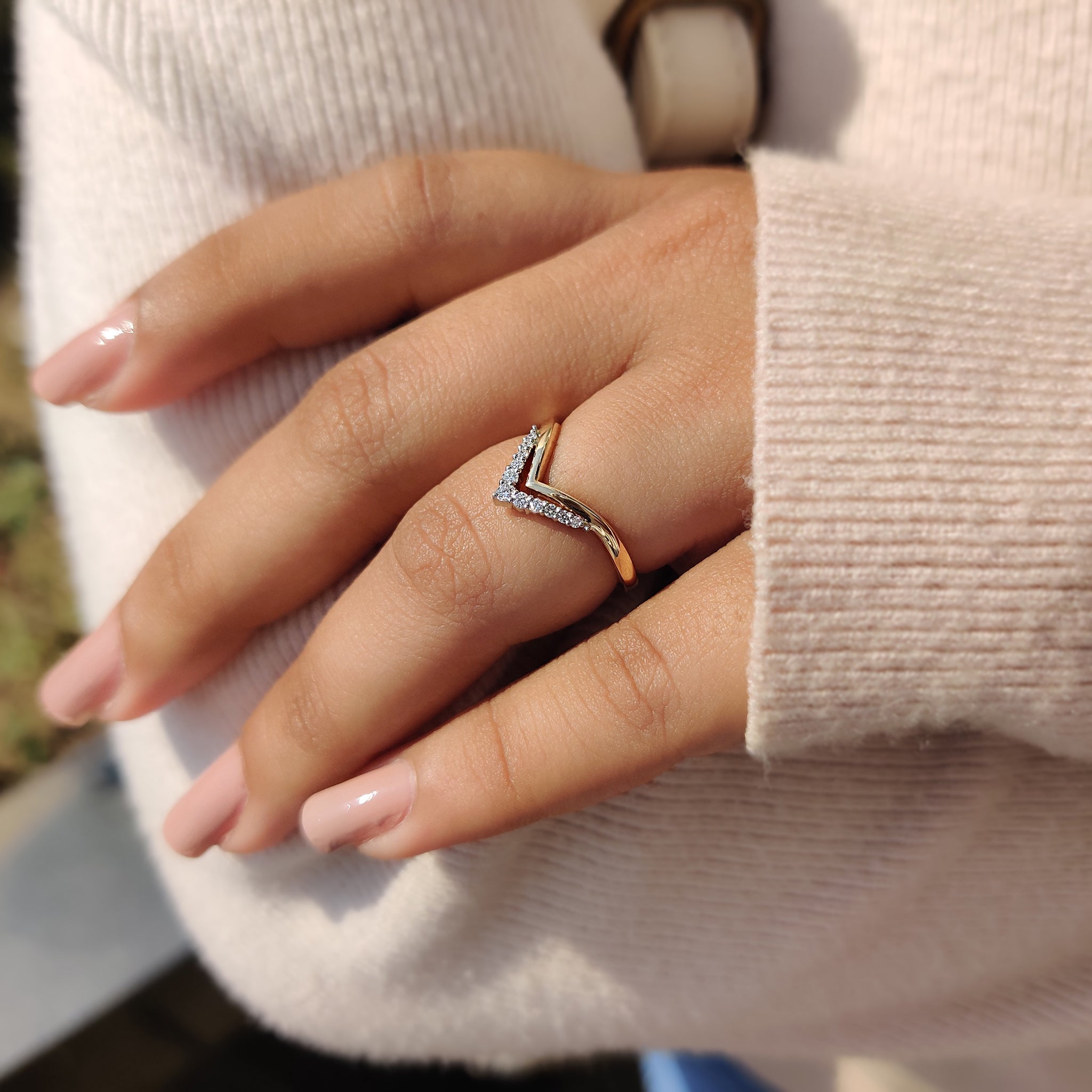 Round Cut Chevron Wedding Band