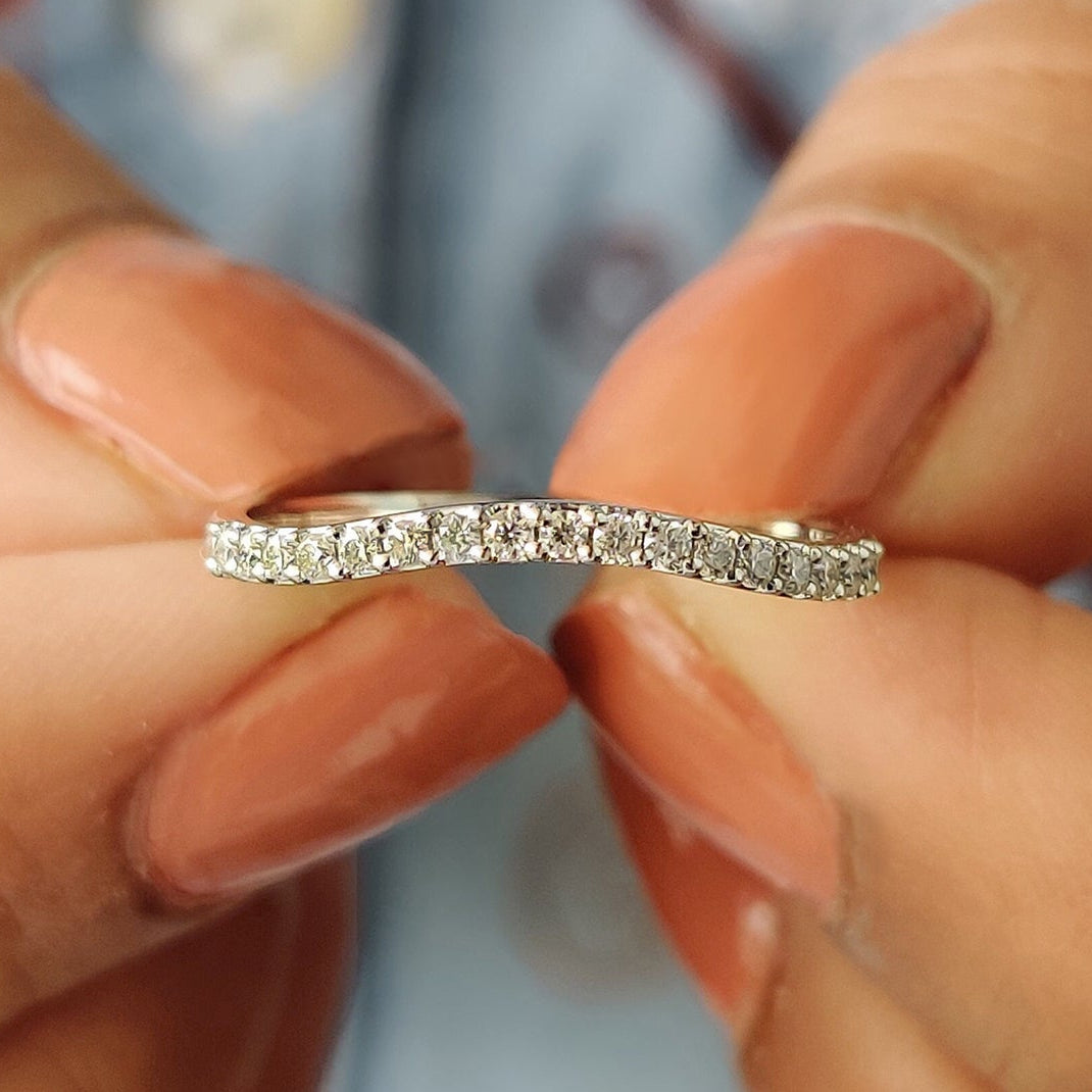 Danity Curvy White Gold Wedding Band Imagen principal del producto