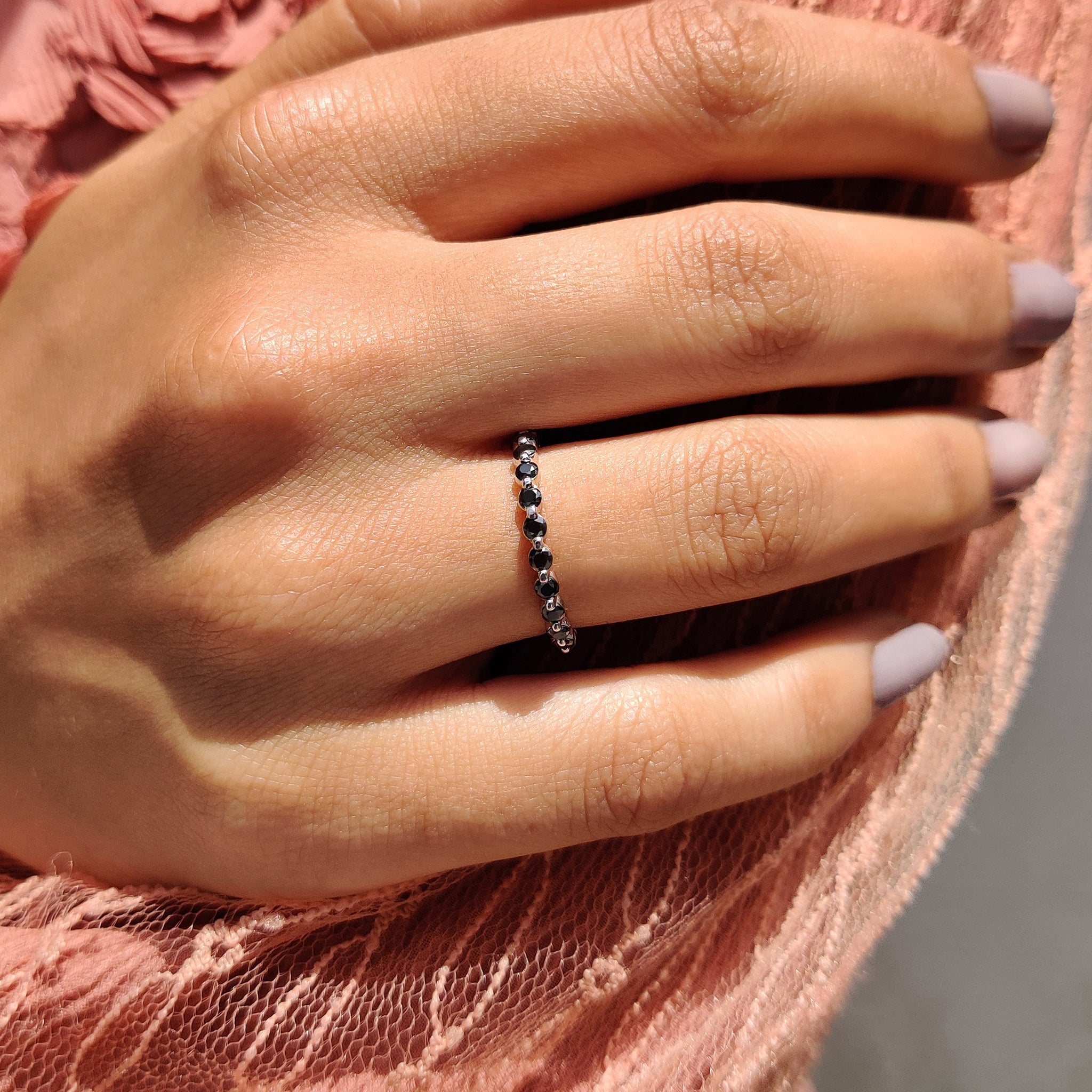 Full Eternity Black Stone Wedding Band Imagen secundaria del producto