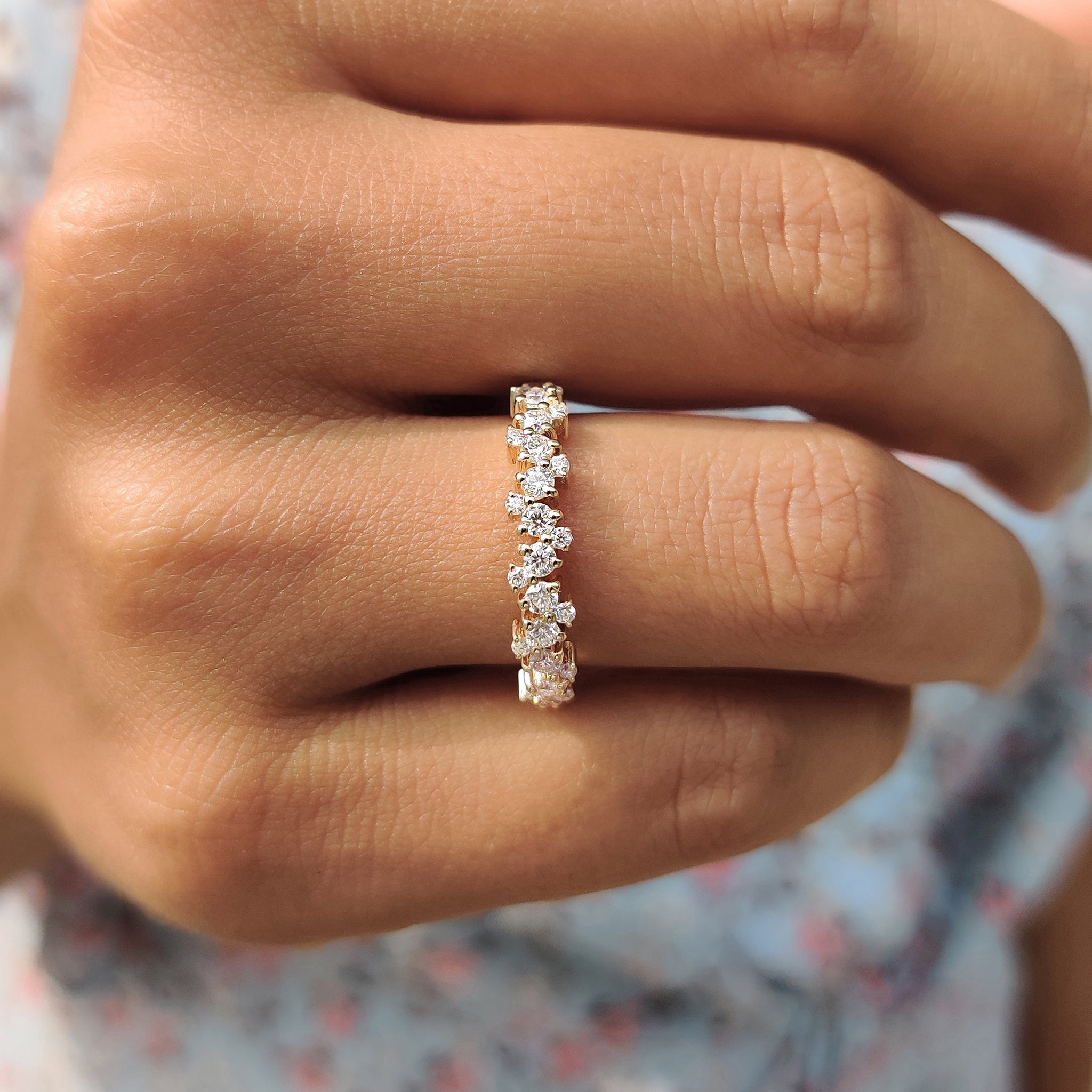 Round Cut Half Eternity Band In Zig Zag Setting Image secondaire du produit