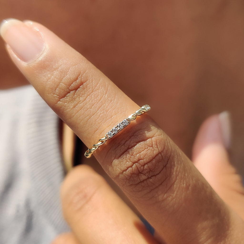Twisted Wedding Band With Round Diamond