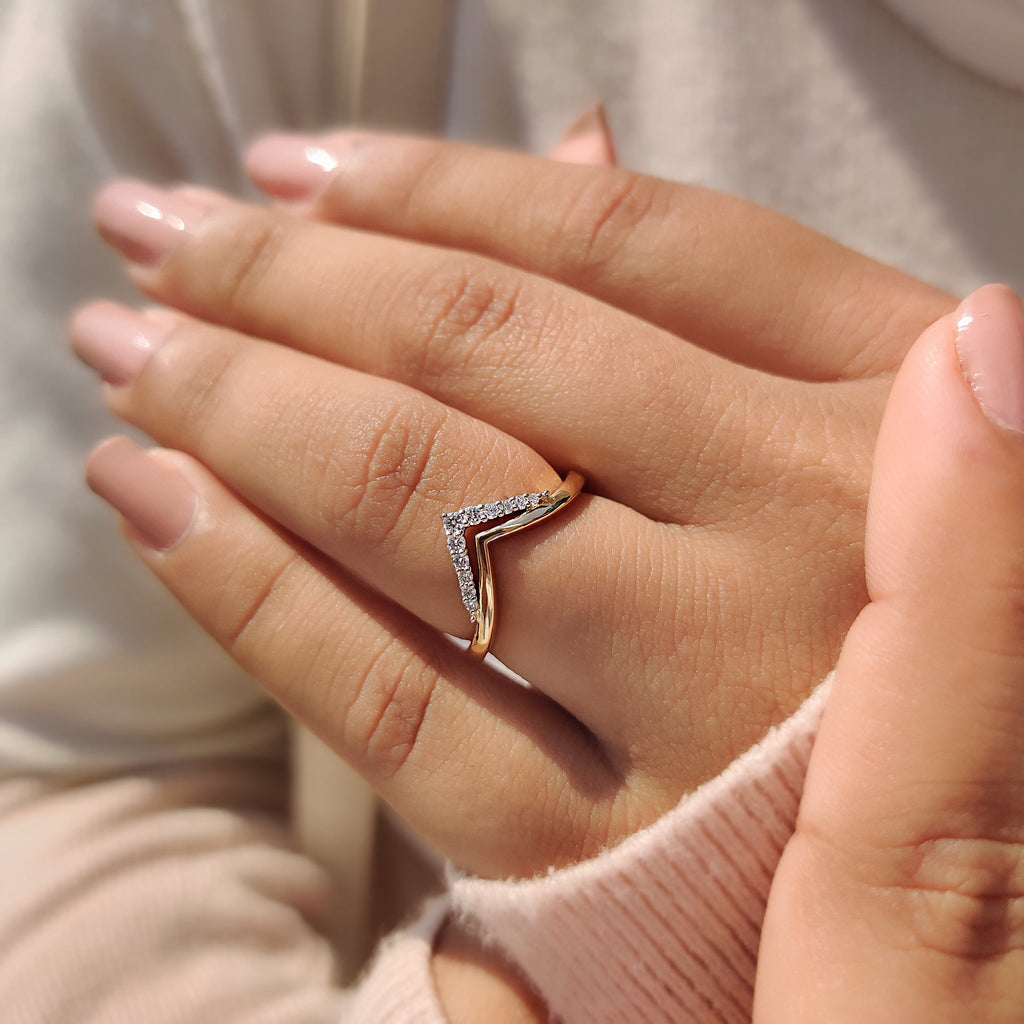 Round Cut Chevron Wedding Band