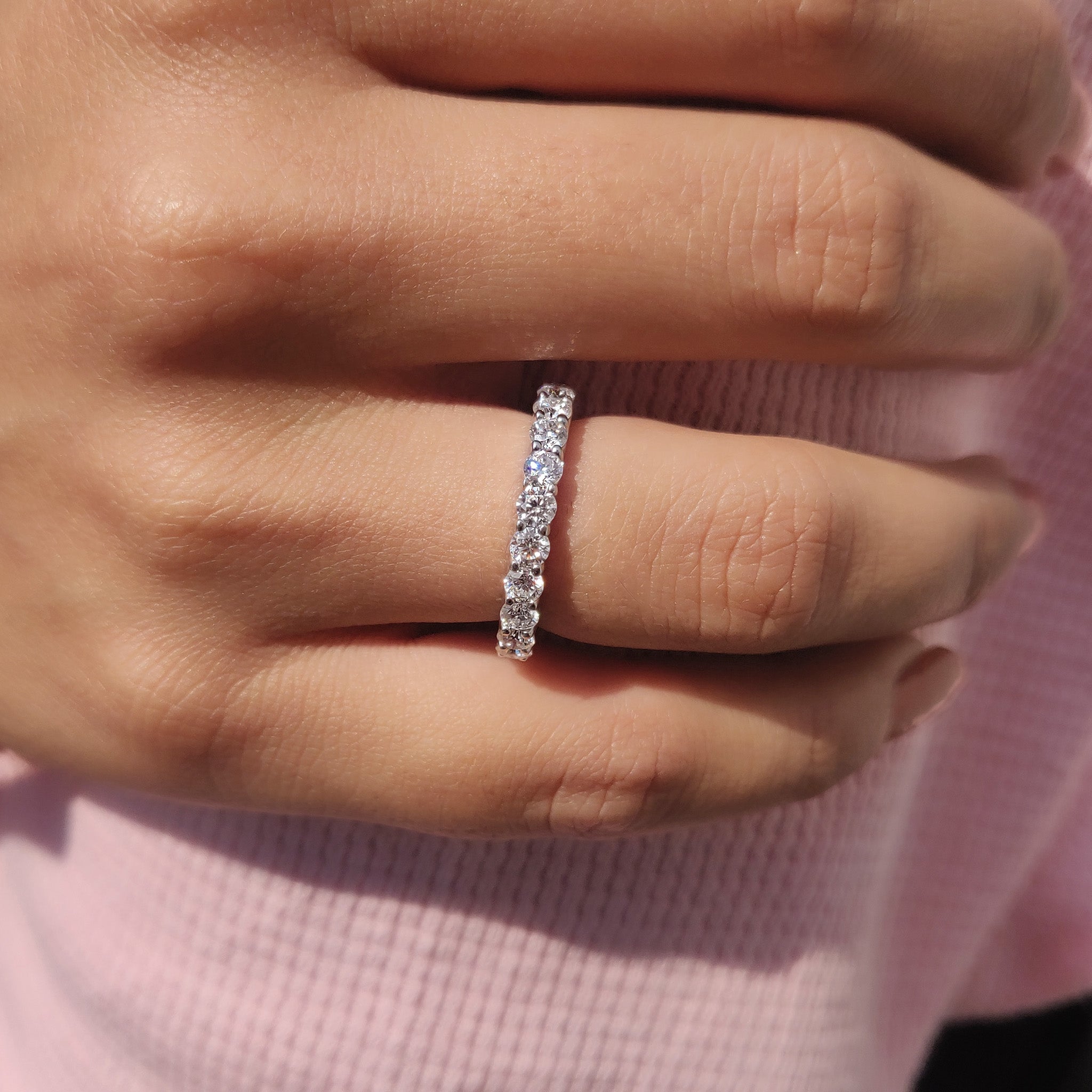Round Diamond Eternity Band - White Gold Image principale du produit
