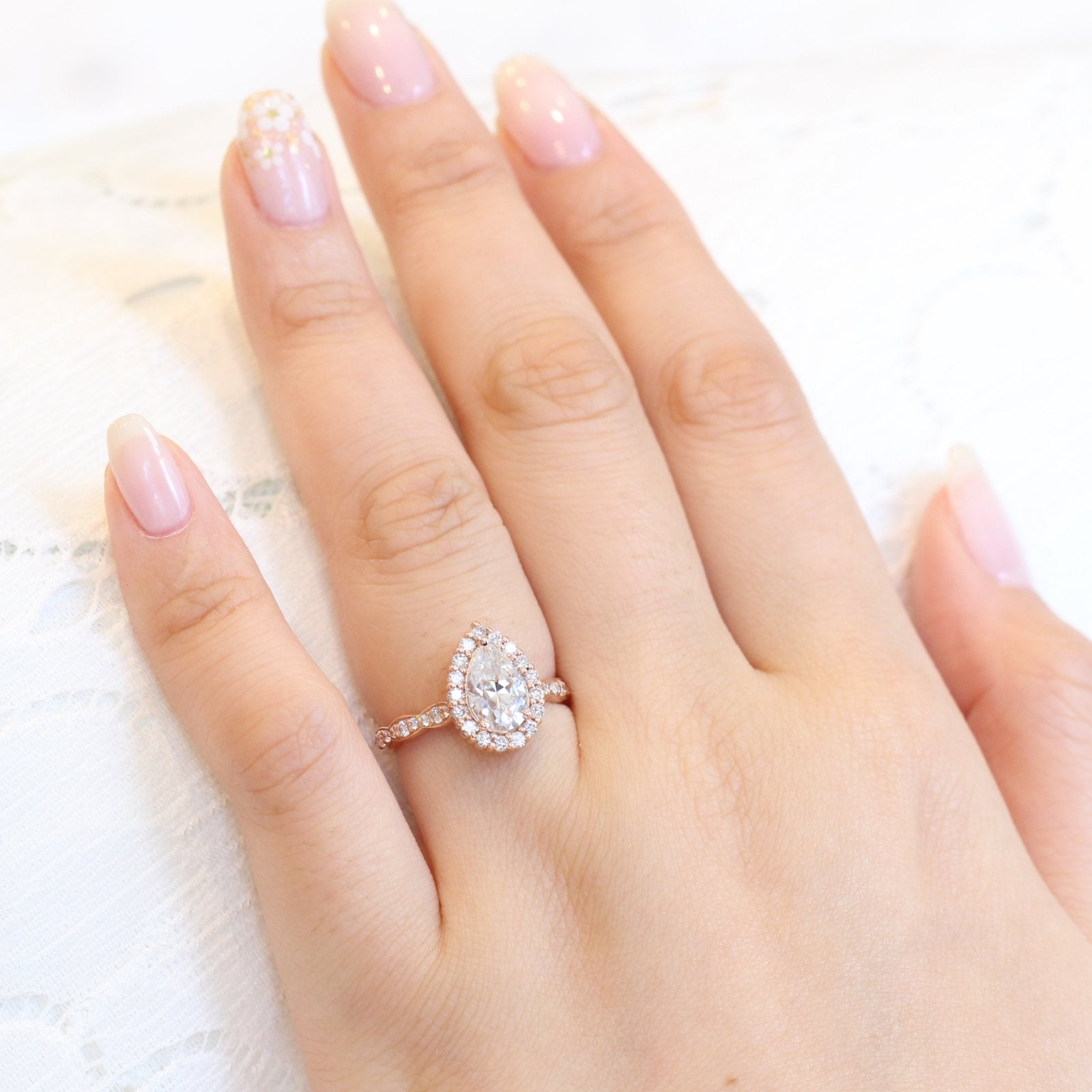 1.50 CT Pear Cut Moissanite Halo Engagement Ring Imagen secundaria del producto