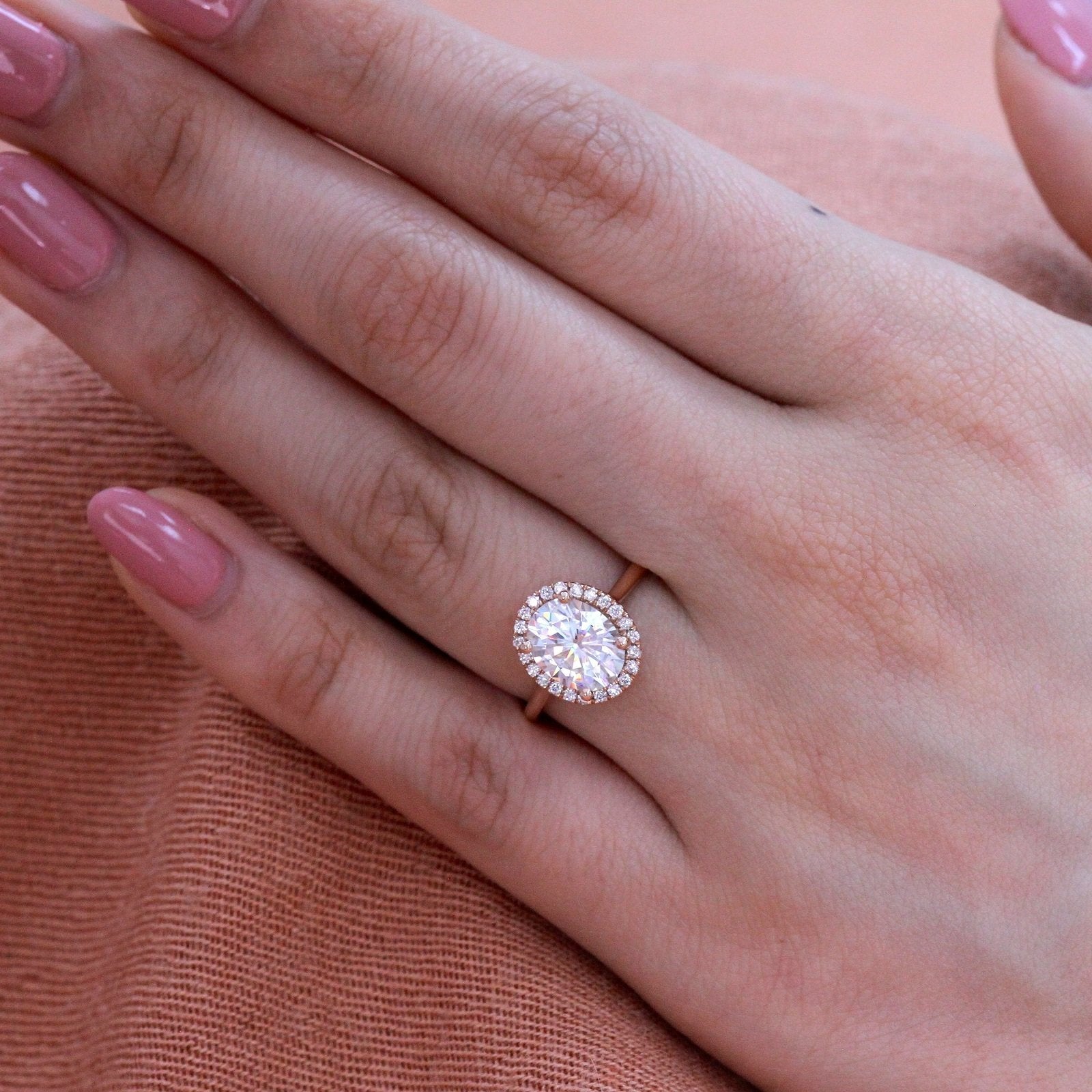 2.0 CT Oval Cut Moissanite Halo Engagement Ring Image secondaire du produit