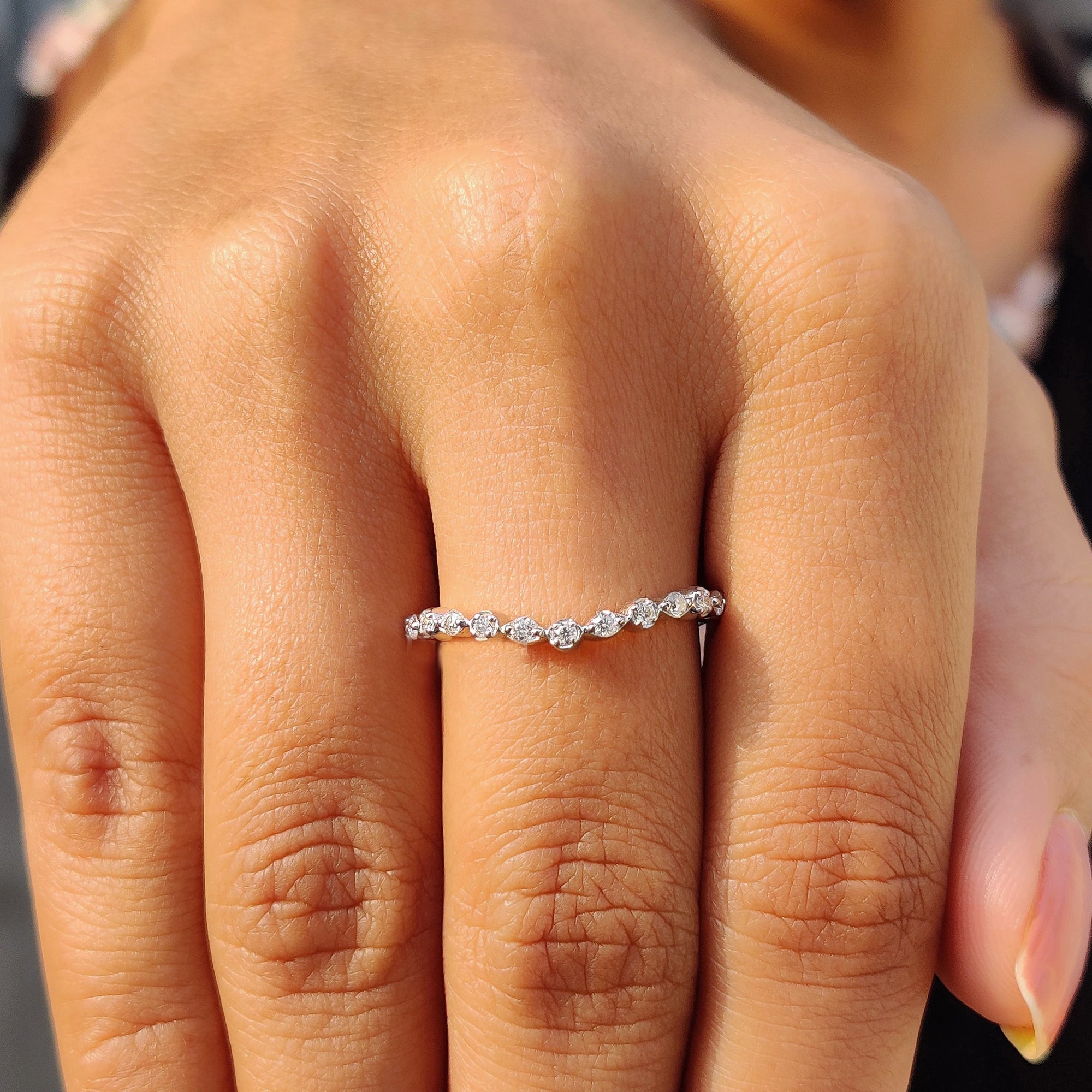 Round Cut Curved Moissanite Wedding Band Image secondaire du produit