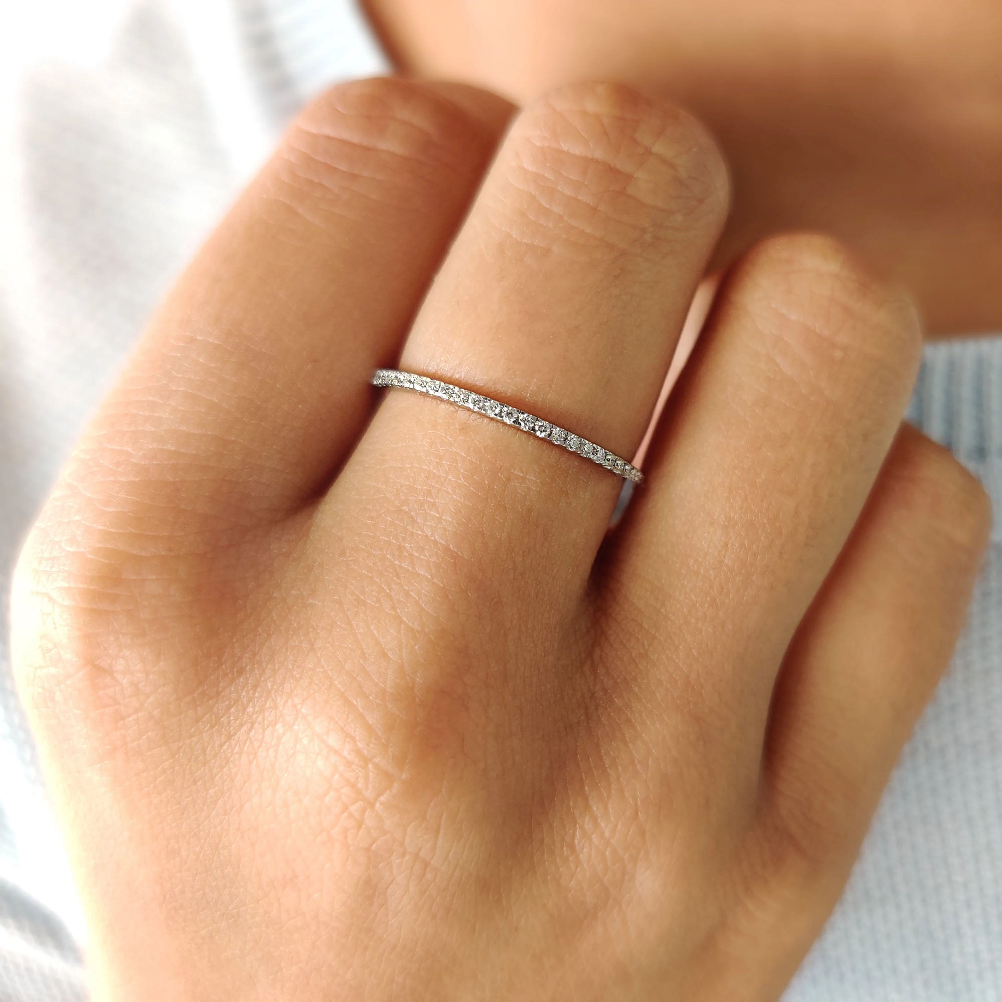 Minimalist Wedding Band with Round Cut Stones Zweitbild