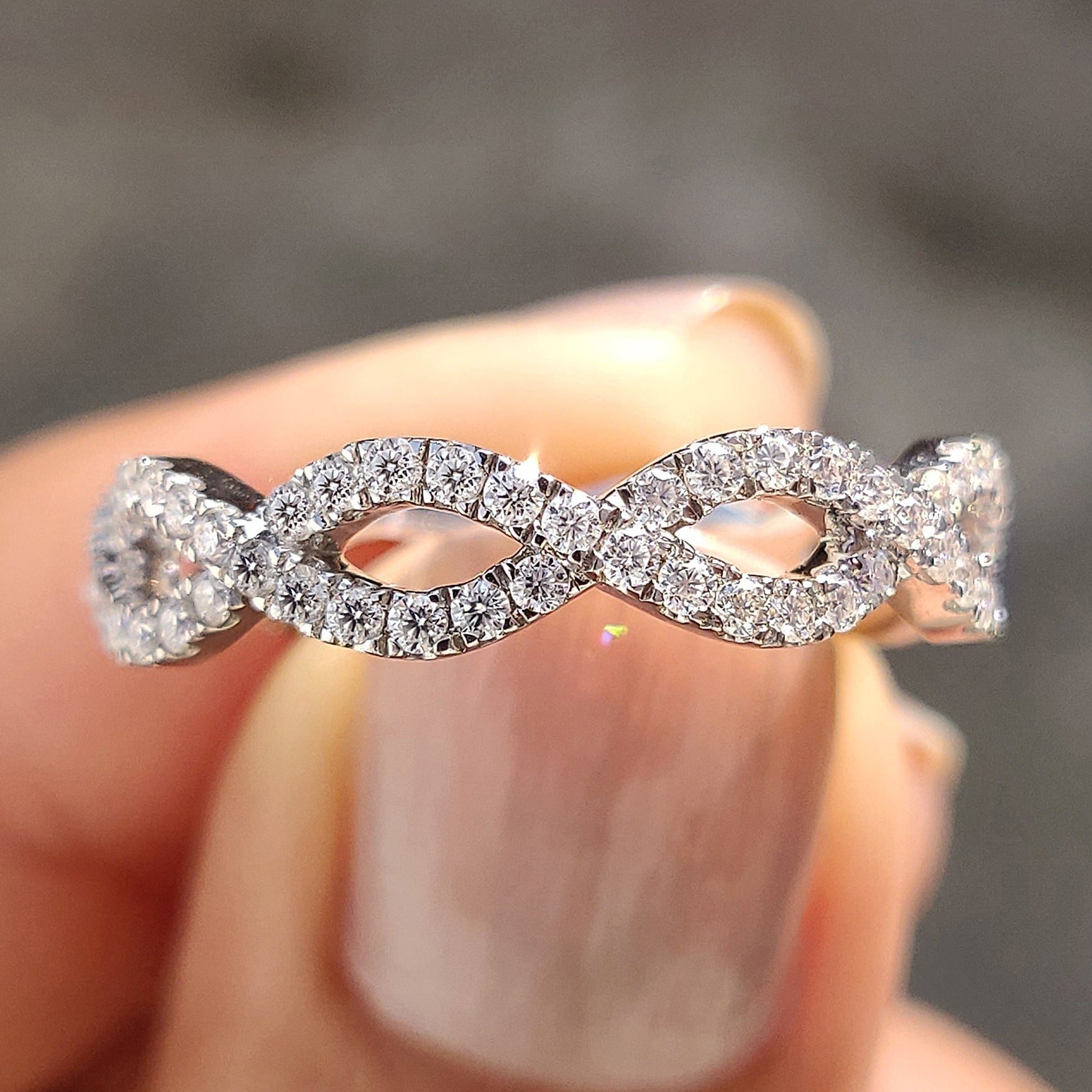 Round Cut Twisted Wedding Band Hauptbild