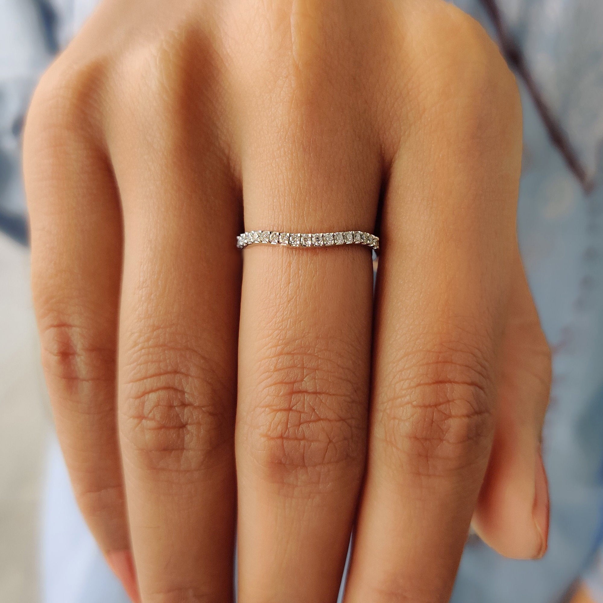 Danity Curvy White Gold Wedding Band