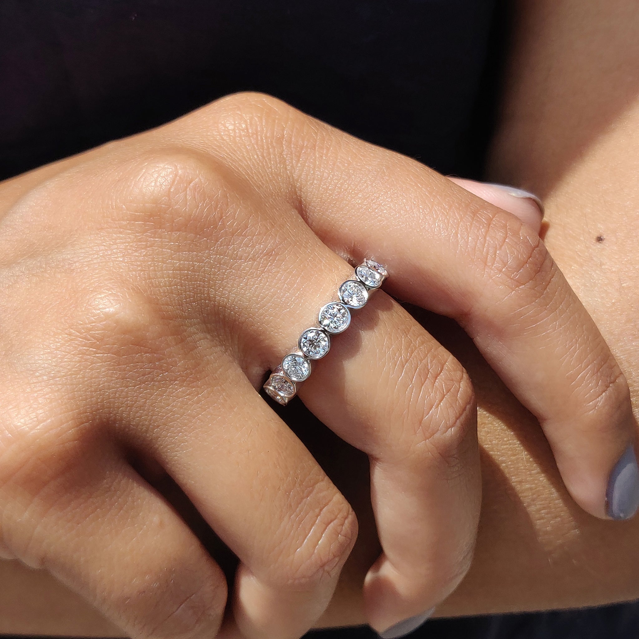 Eternity Wedding Band With Bezel Setting Imagen secundaria del producto