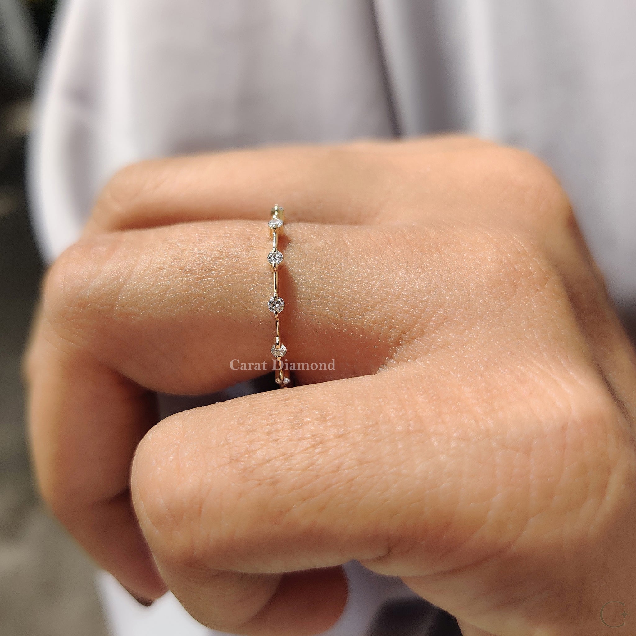 Round Diamond Eternity Band in Distance Pave Style Image principale du produit