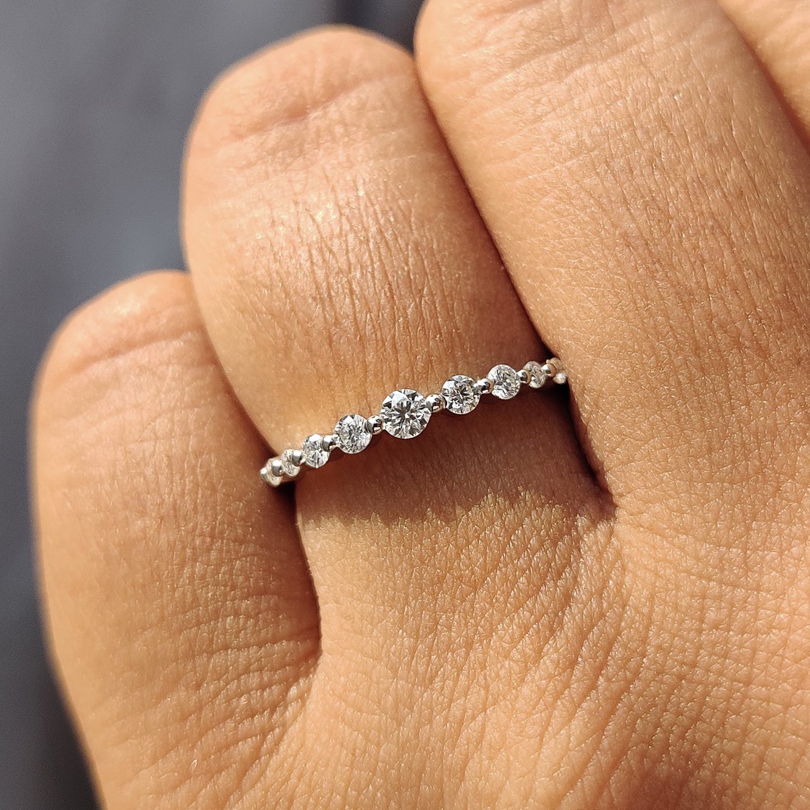 Shared Prong Eternity Band In White Gold Immagine principale del prodotto