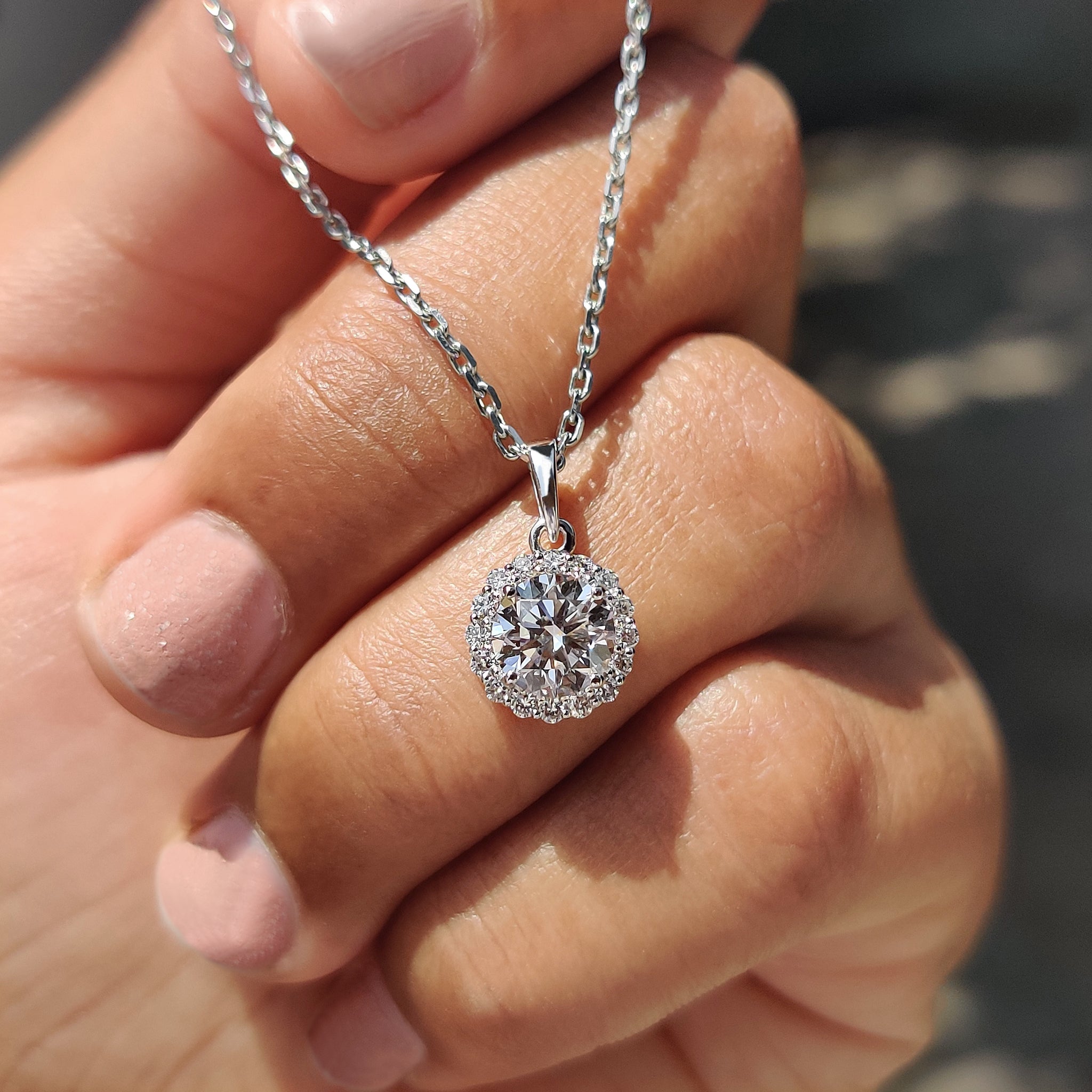 Halo Pendant – Round Cut Diamond Secondary image