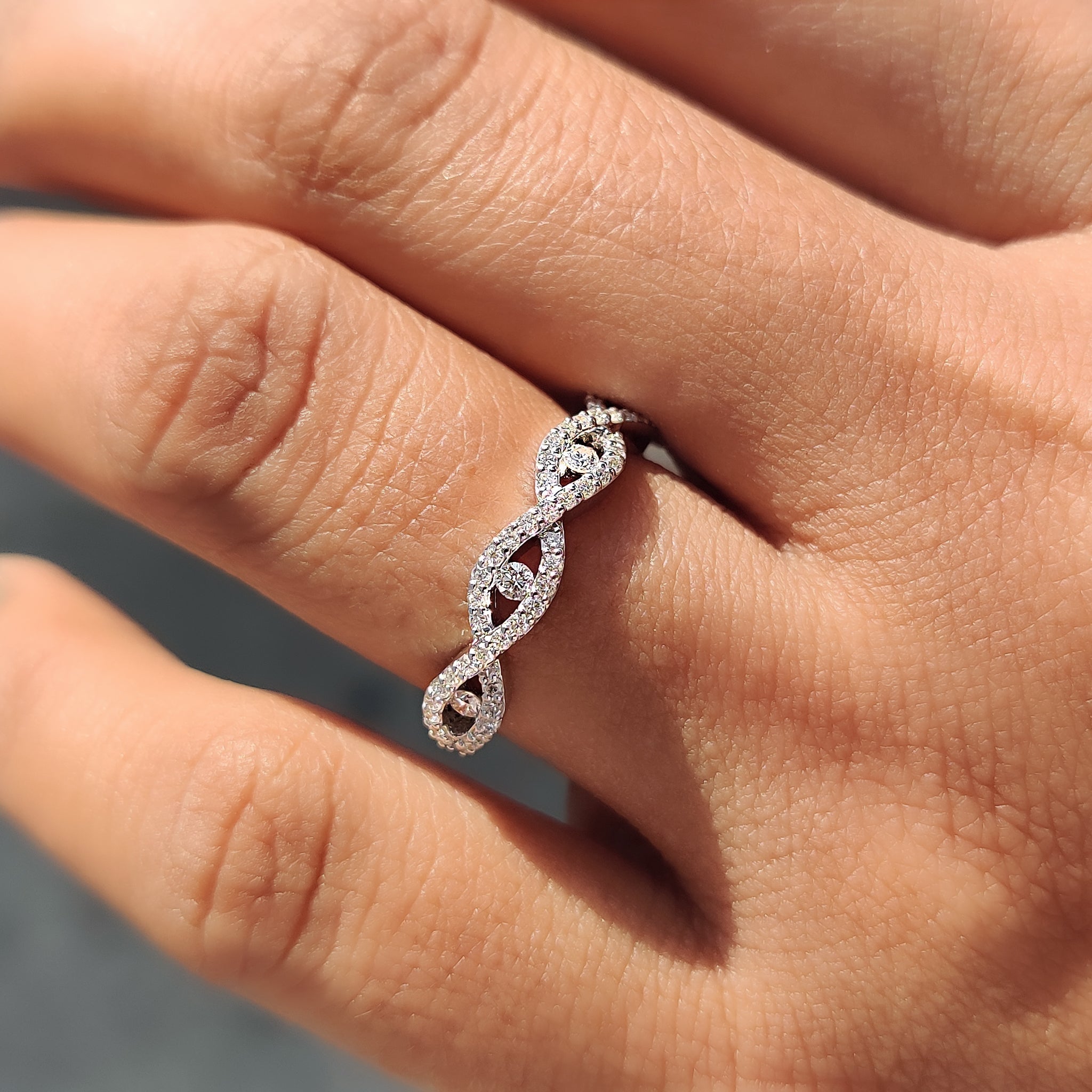 Twisted Diamond Wedding Band With Round Cut