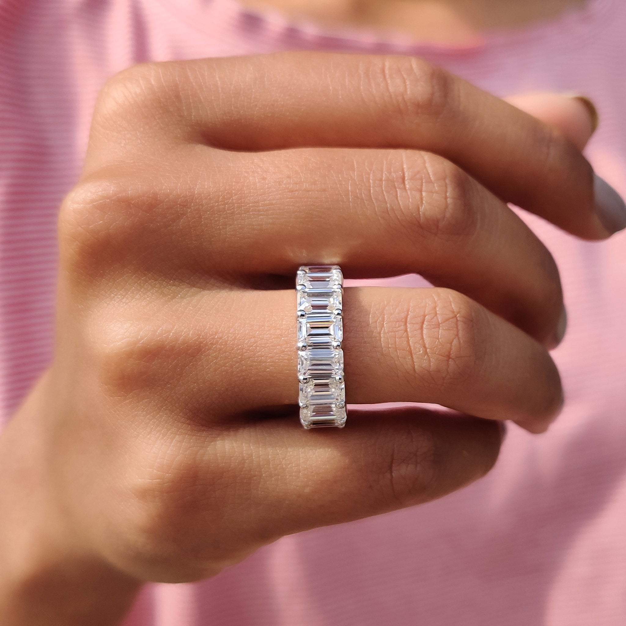 Emerald Wedding Band In A Shared Prong Design Imagen secundaria del producto