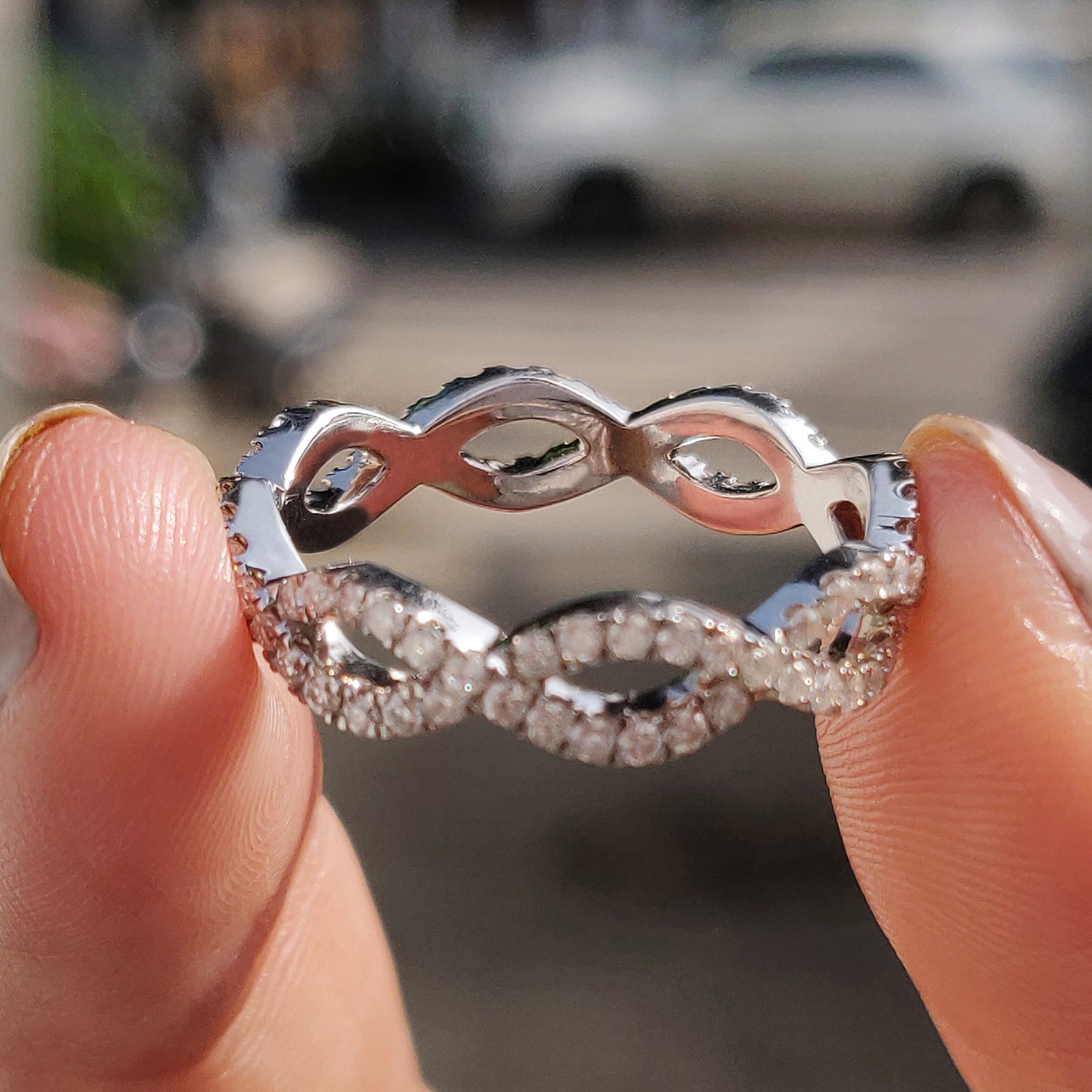 Round Cut Twisted Wedding Band