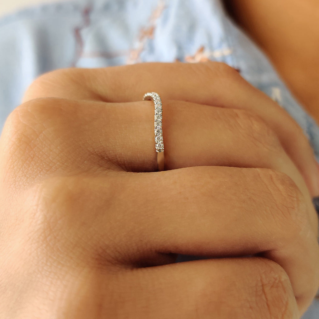 Danity Curvy White Gold Wedding Band