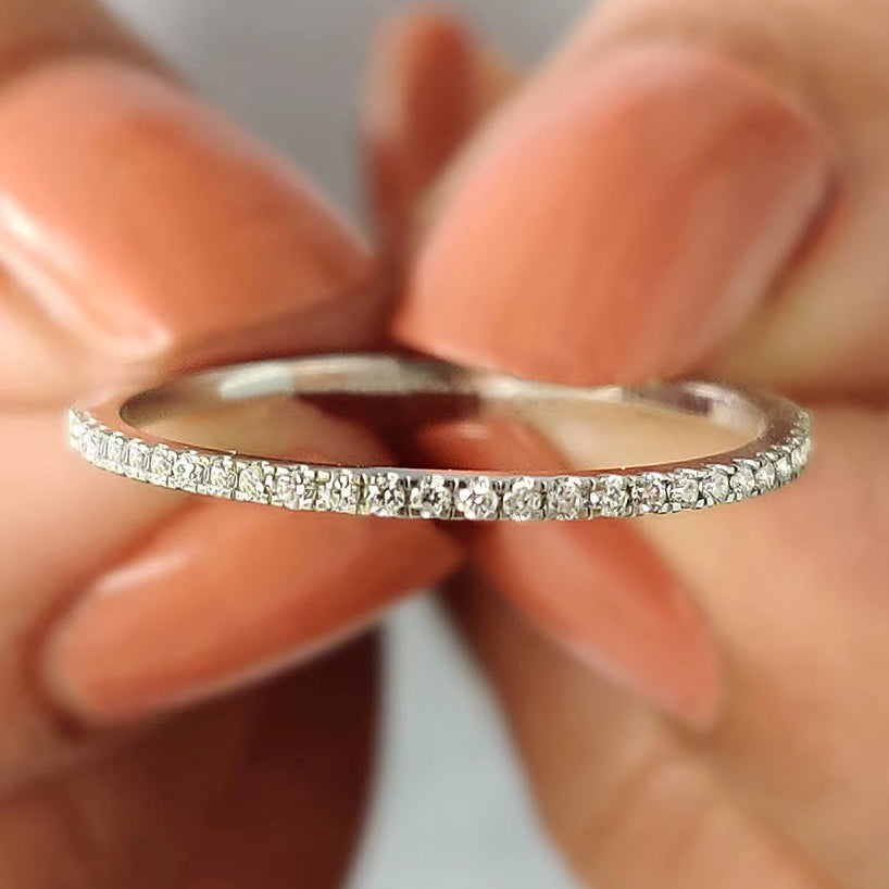 Minimalist Wedding Band with Round Cut Stones Hauptbild