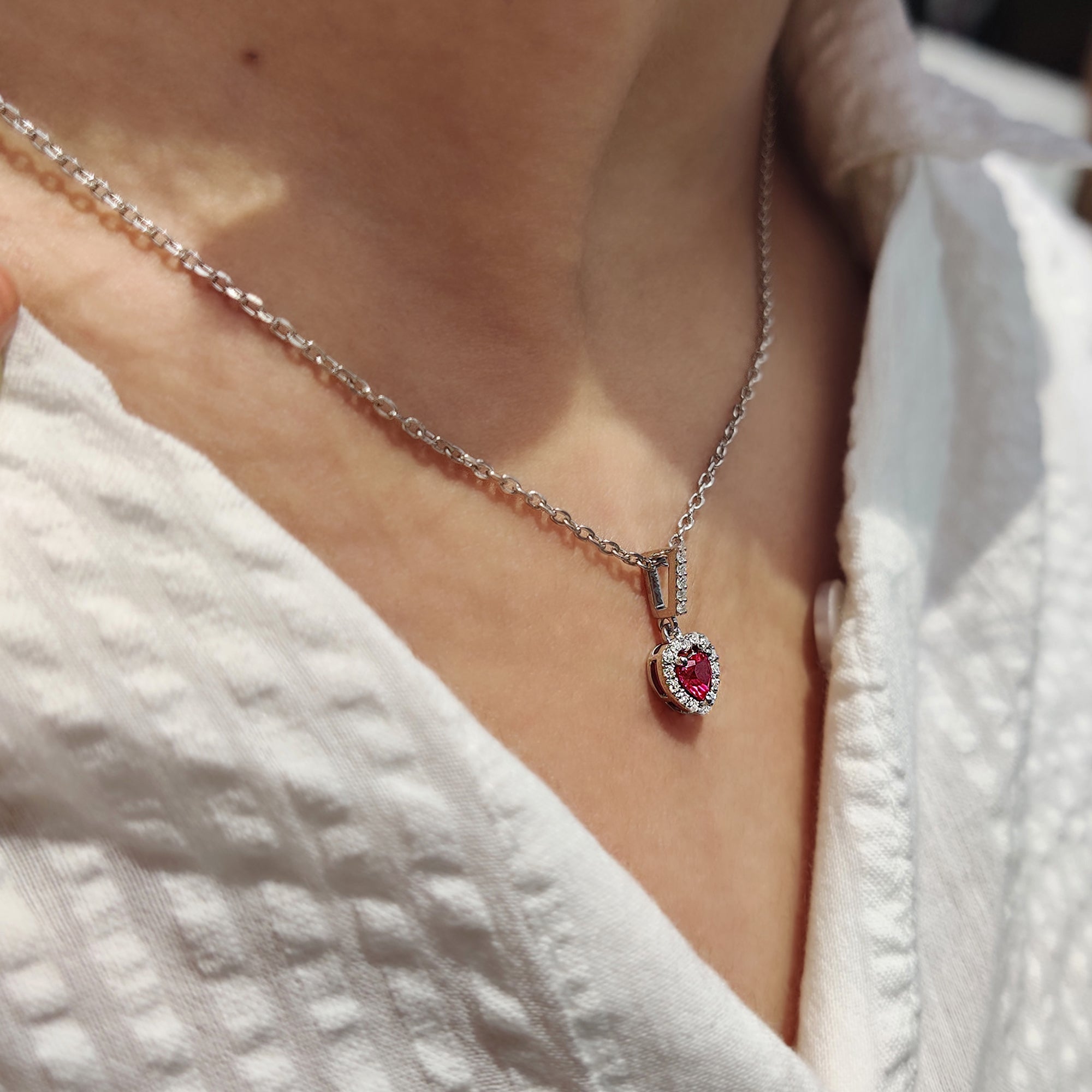 Ruby Heart Pendant With Halo Style In White Gold Imagen secundaria del producto