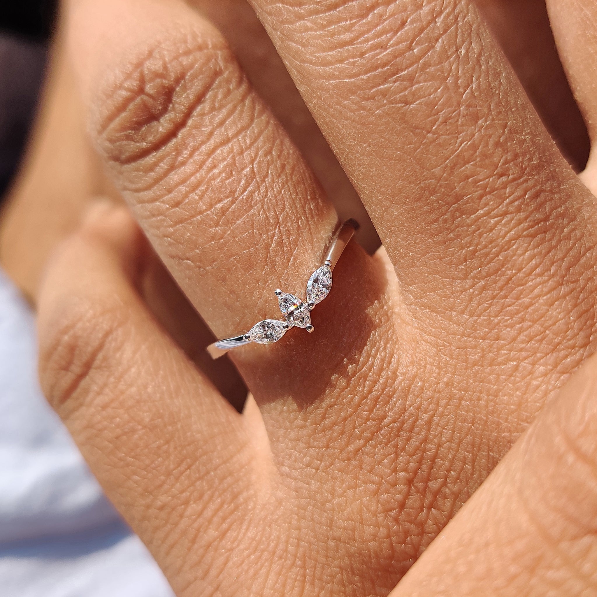 3 Stone Wedding Band with Curved Diamond Style Immagine principale del prodotto