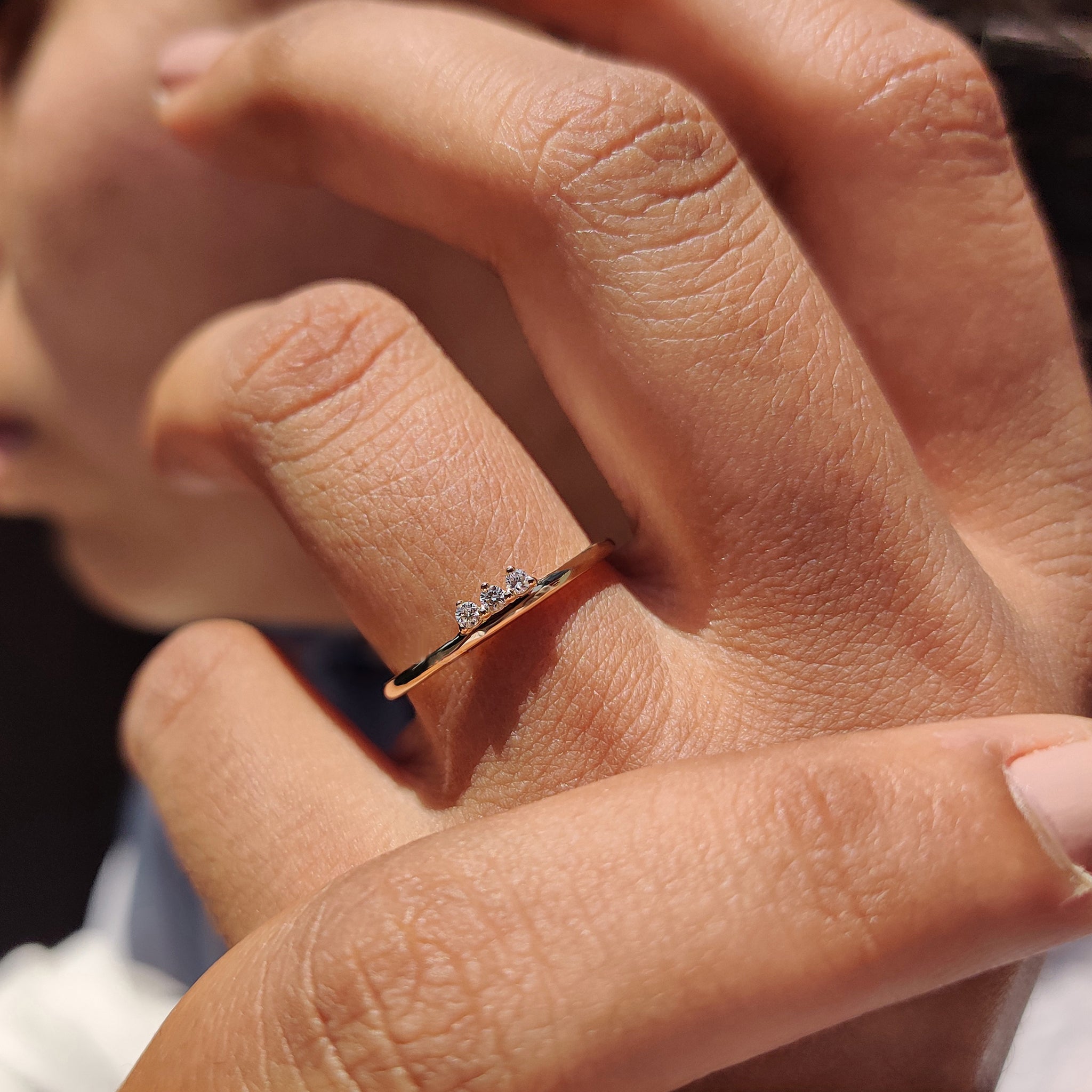3 Stone Wedding Band Featuring Round Diamond Immagine principale del prodotto