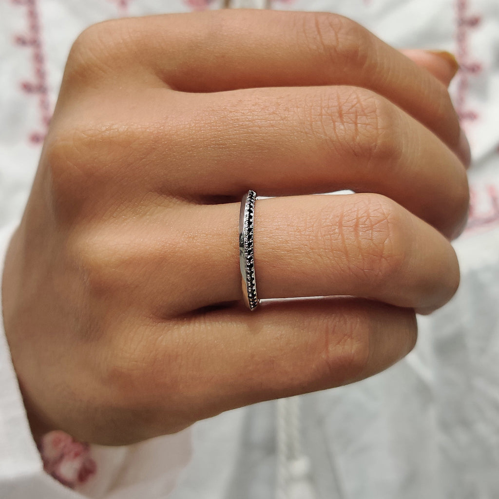 Knife Edge Wedding Band With Black Moissanite
