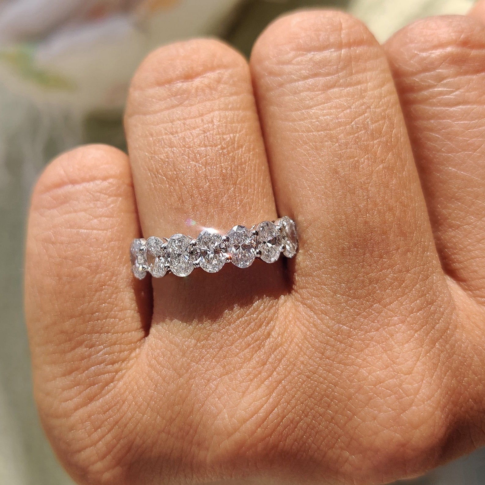 Oval Wedding Band In White Gold Image principale du produit