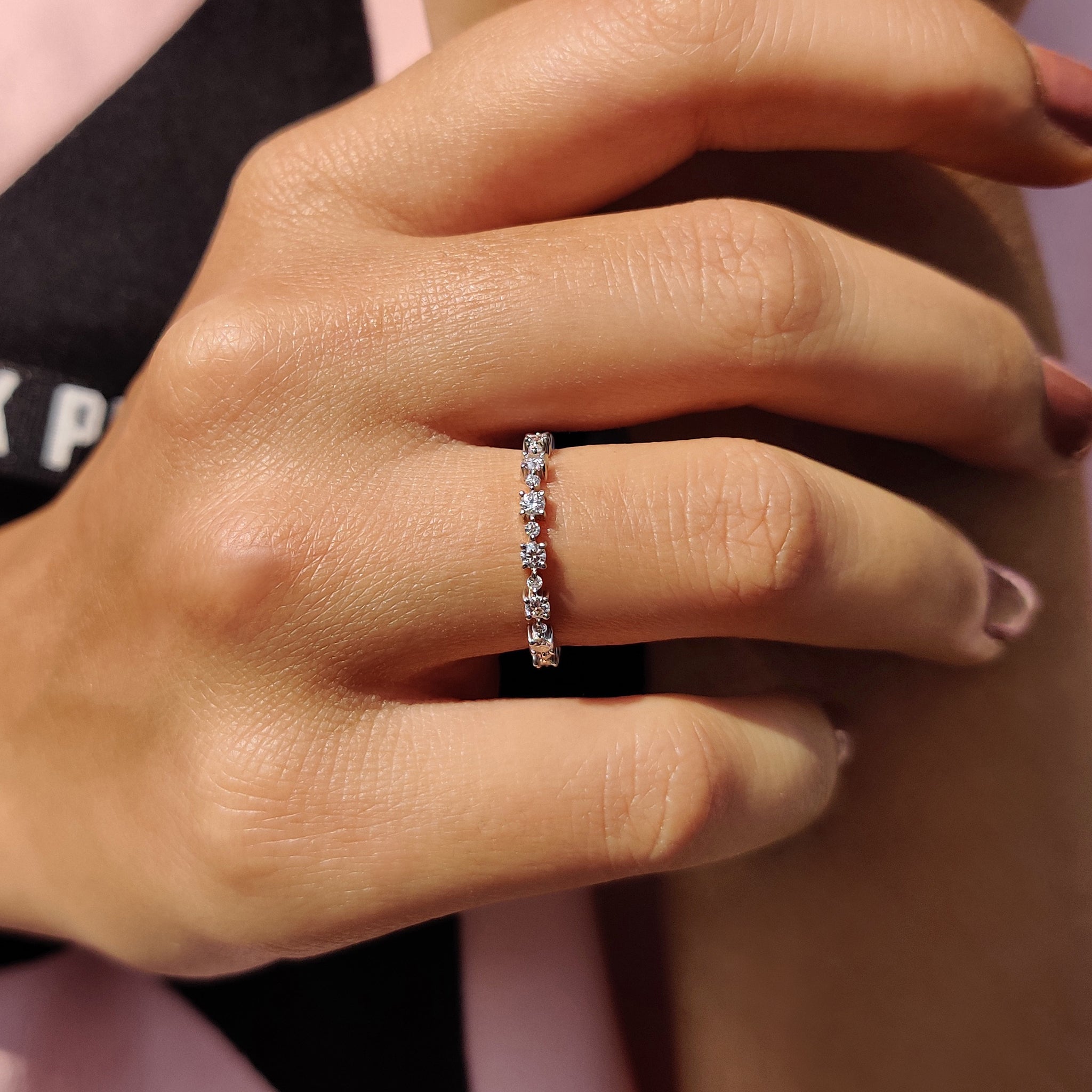 Moissanite Eternity Band With Round Cut Stones Zweitbild