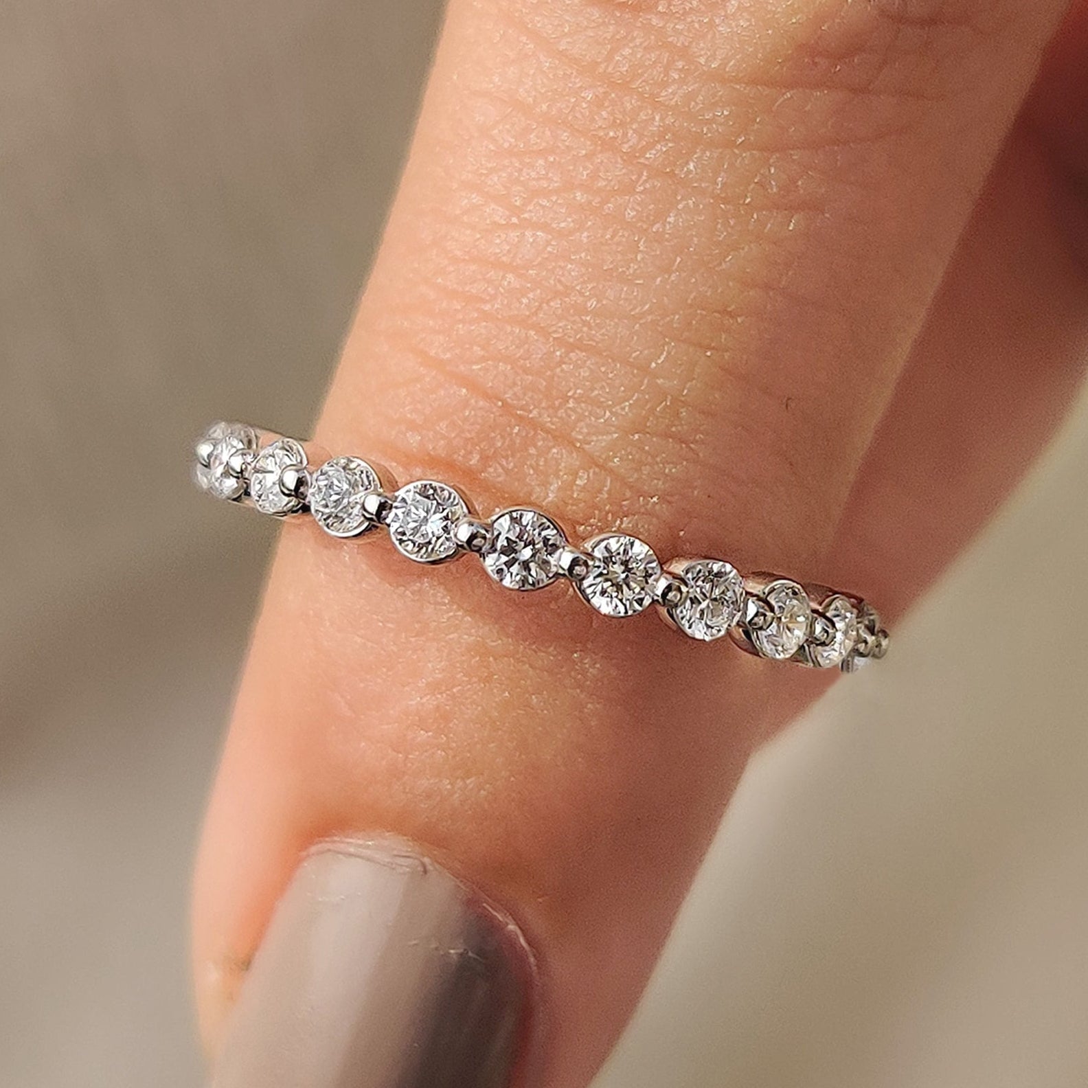 Gold Eternity Band - Round Diamond Imagen principal del producto