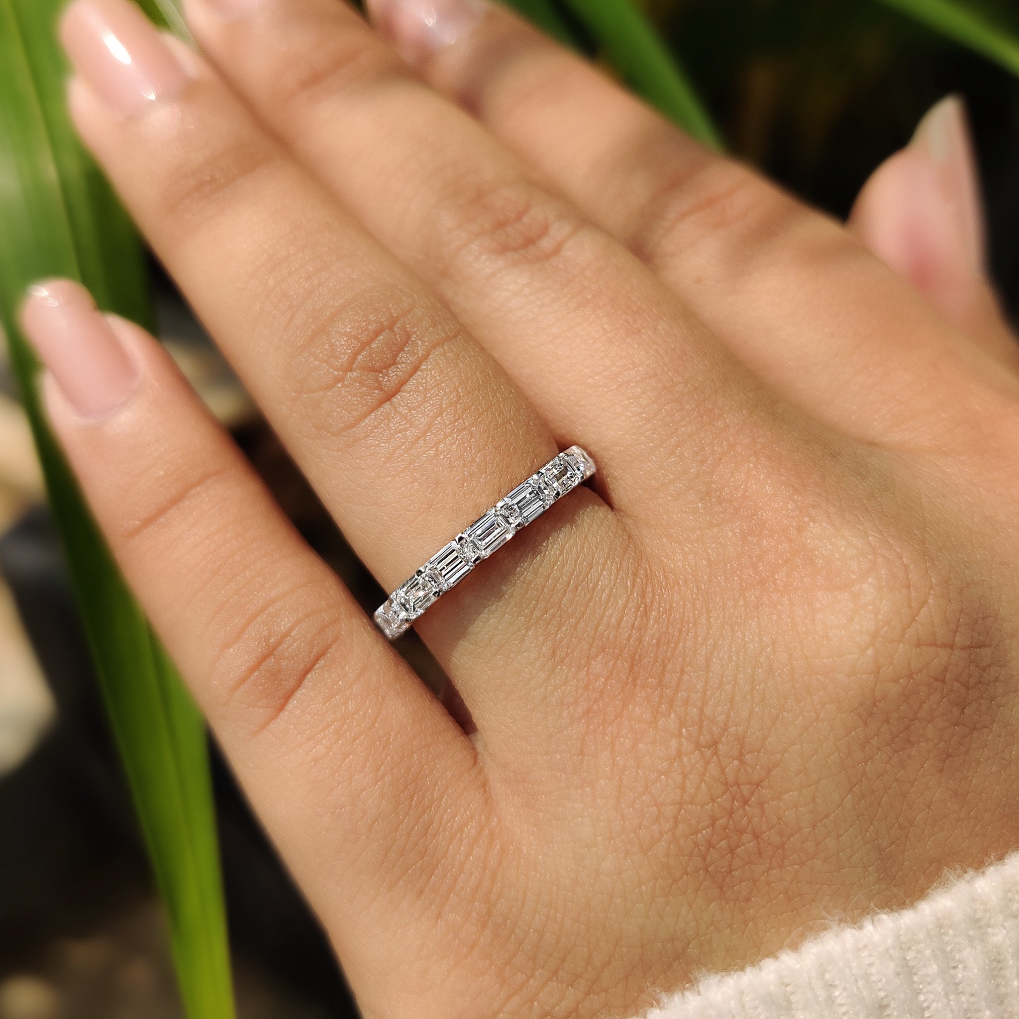 Eternity Emerald wedding band Imagen secundaria del producto