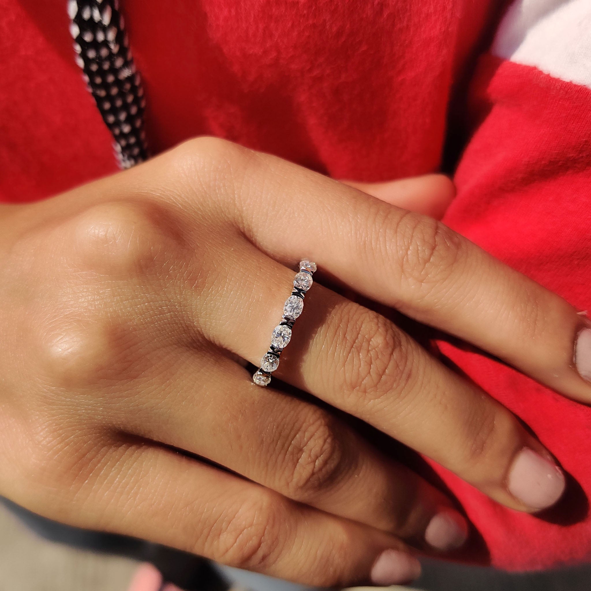 Full Eternity East West Oval Wedding Band Imagen secundaria del producto