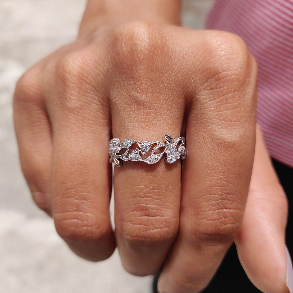 Vintage Style Wedding Band With Round Moissanite