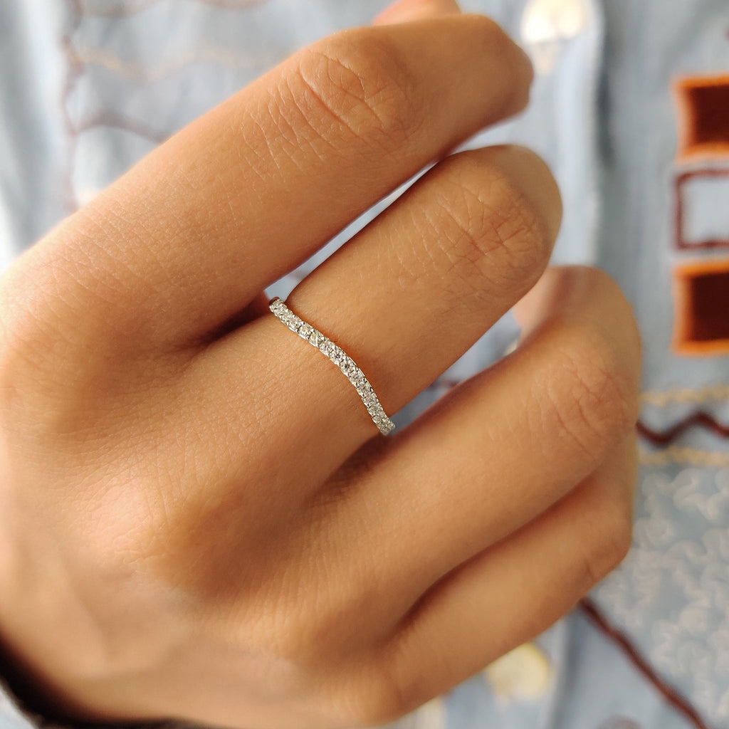 Danity Curvy White Gold Wedding Band