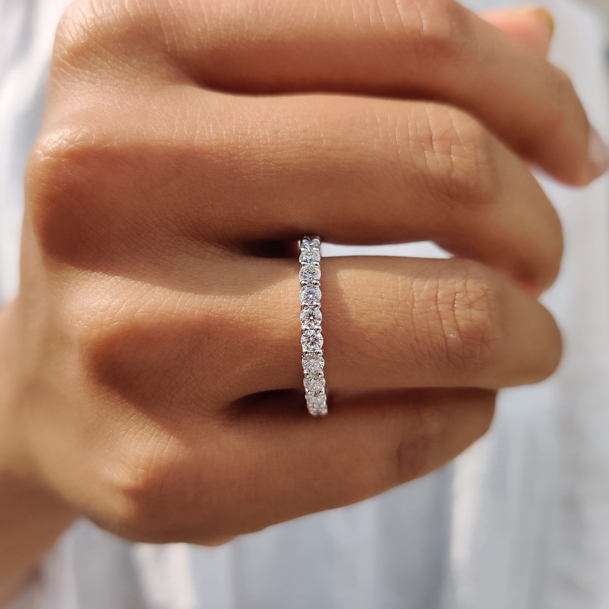 Round Moissanite Eternity Band In Secure Prong Hauptbild