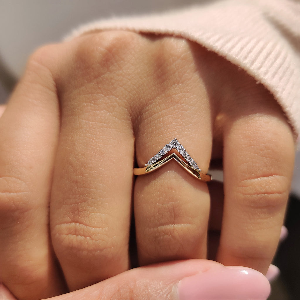 Round Cut Chevron Wedding Band