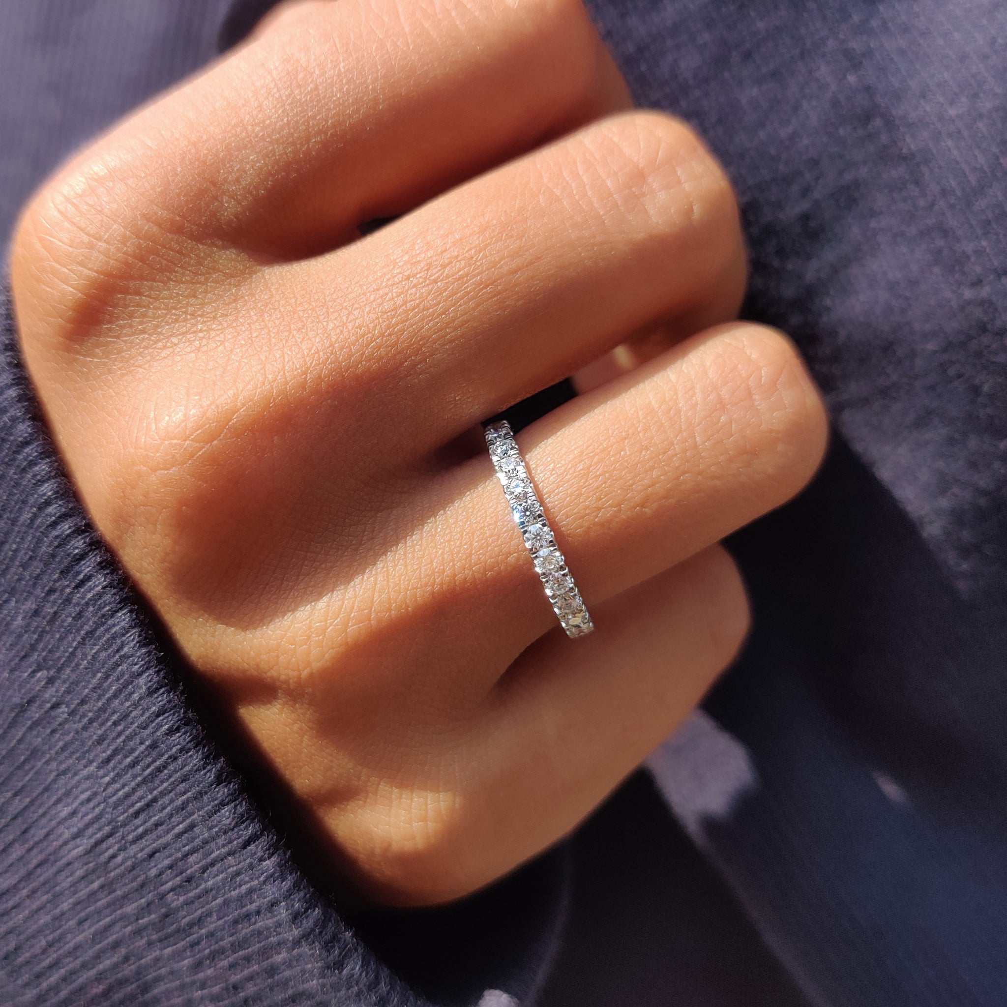 Half Eternity Round Moissanite Wedding Band Imagen secundaria del producto