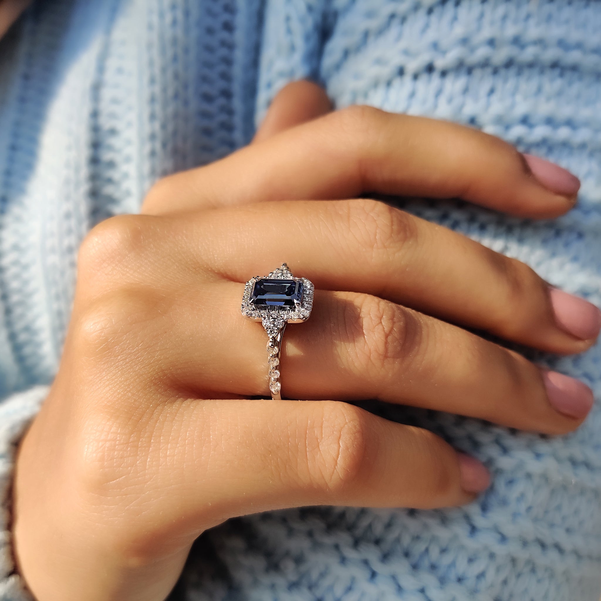 Blue Emerald Cut Engagement Ring In Muse Style Immagine secondaria del prodotto