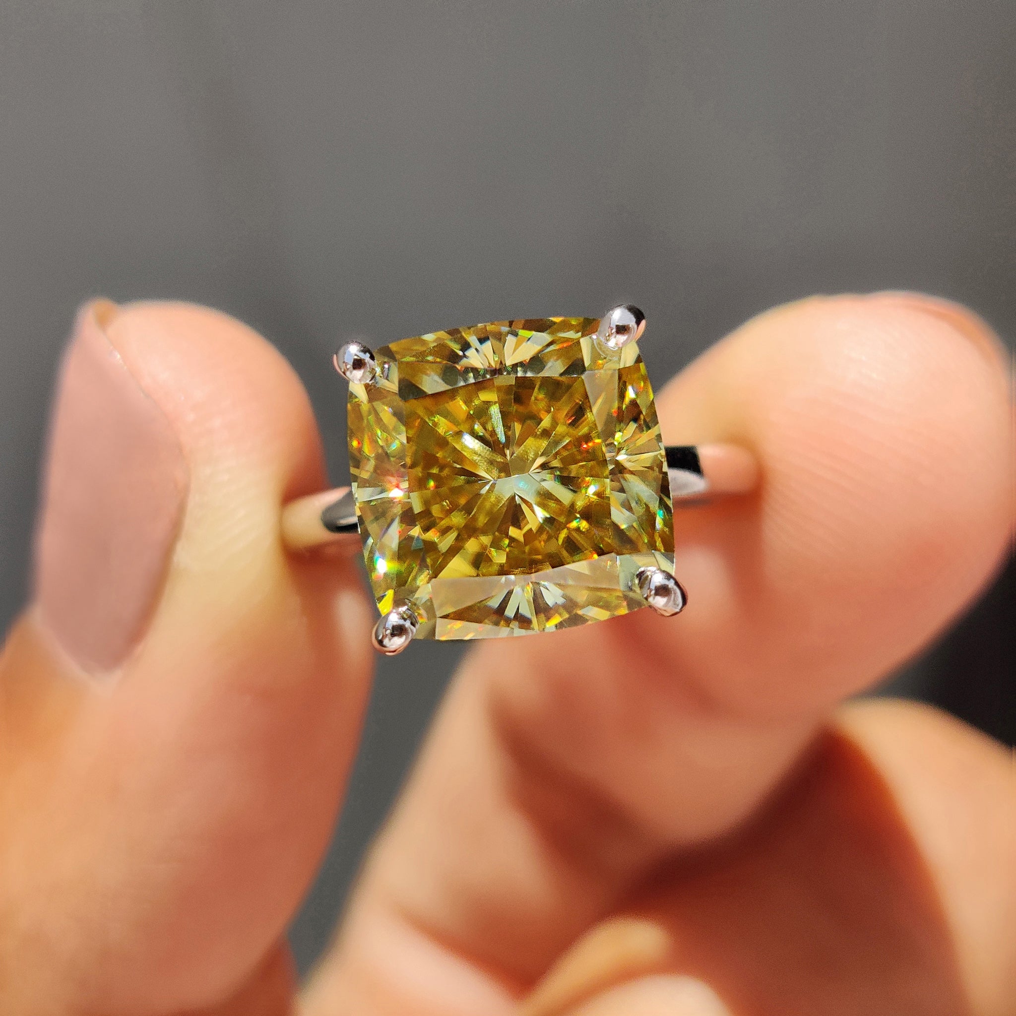 Canary Yellow Cushion Cut Solitaire Ring In Round Prong Setting Imagen principal del producto