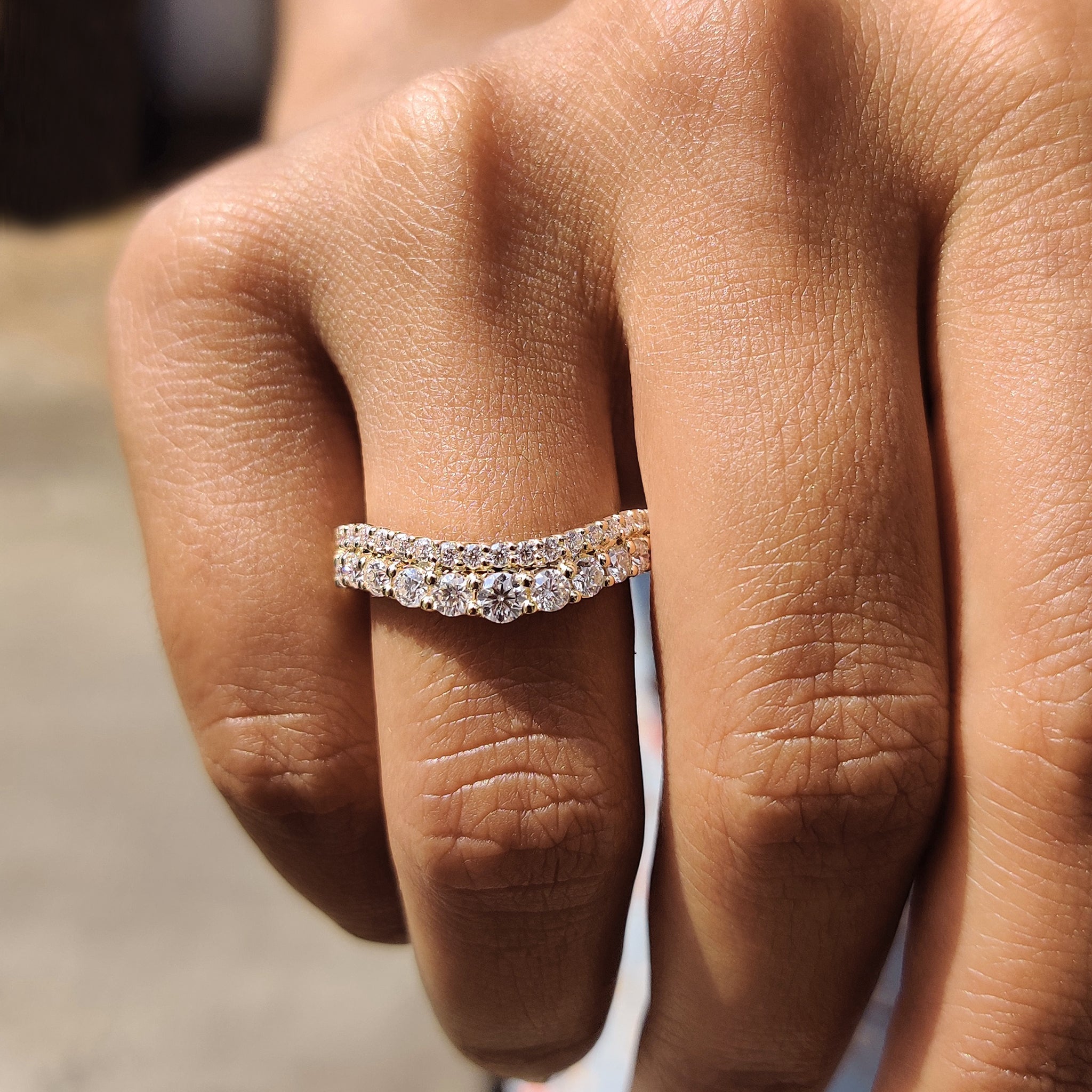 Curved wedding band yellow gold In Round Cut Moissanite Imagen secundaria del producto