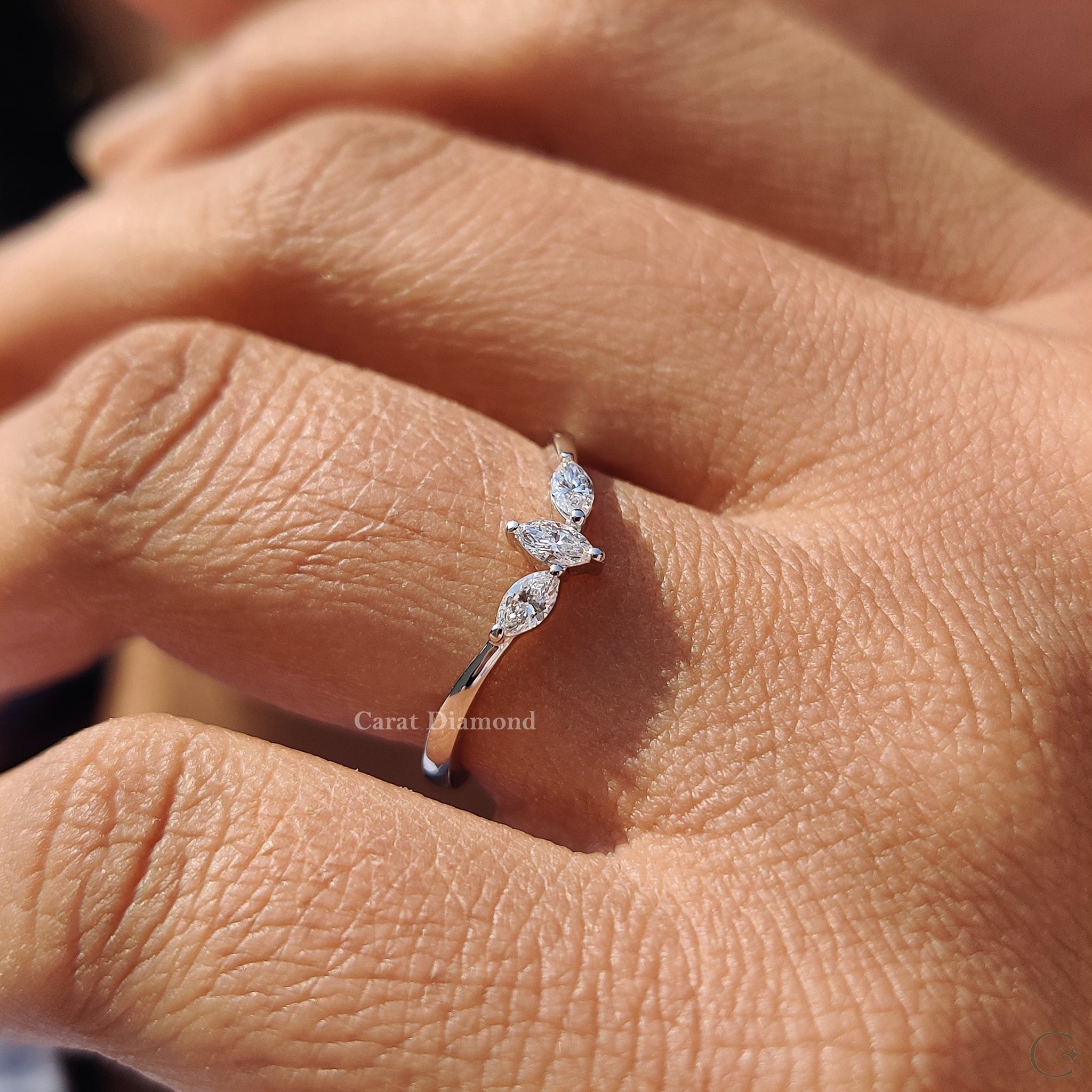 3 Stone Wedding Band with Curved Diamond Style Immagine secondaria del prodotto