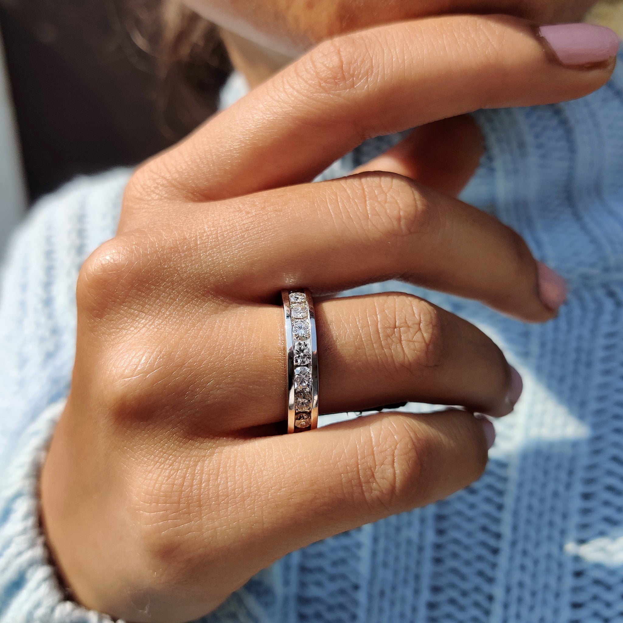 Round Cut Full Eternity Channel Set Wedding Band Image secondaire du produit