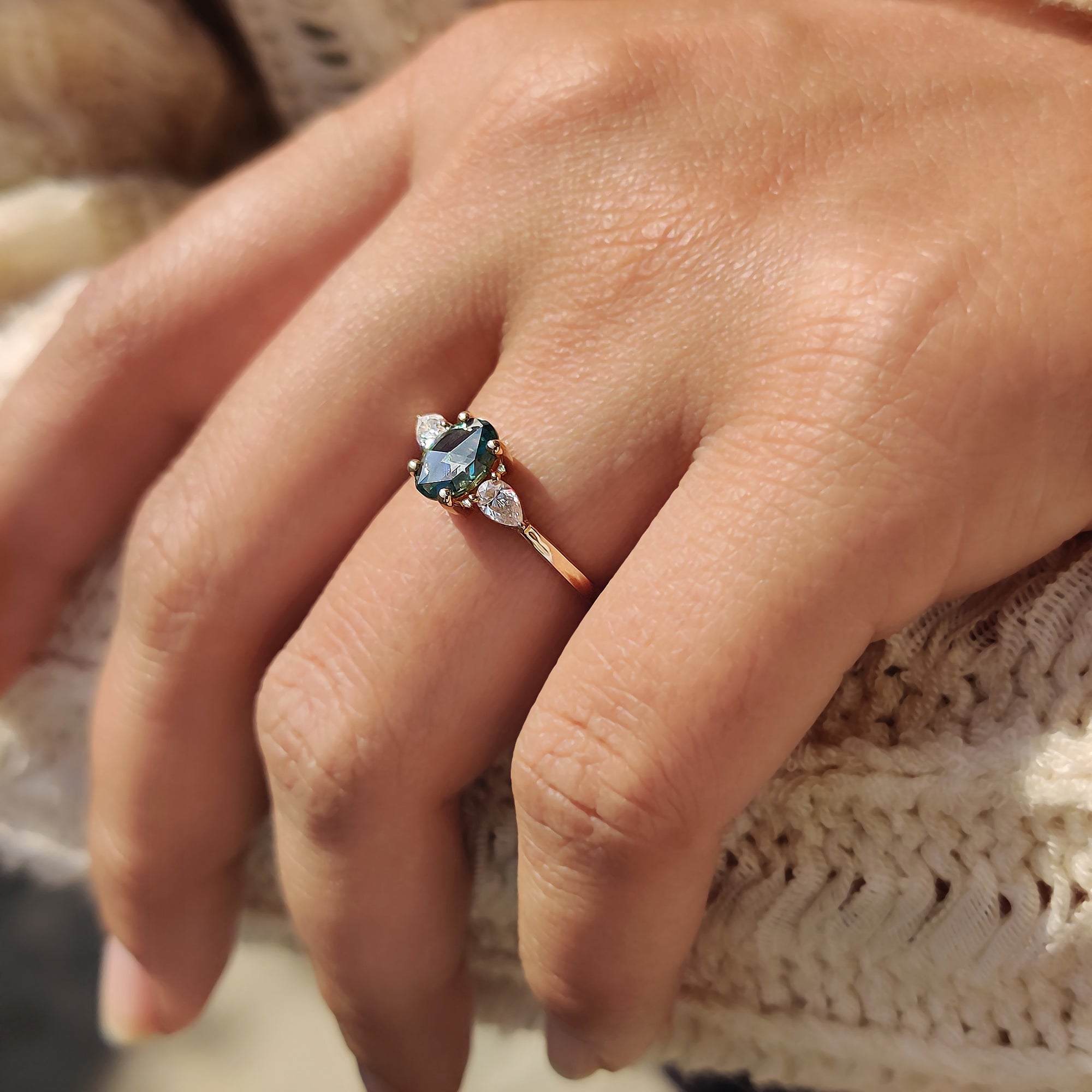 Cyan Blue Oval Rose Cut Ring with 2 Pear Side Stone Zweitbild