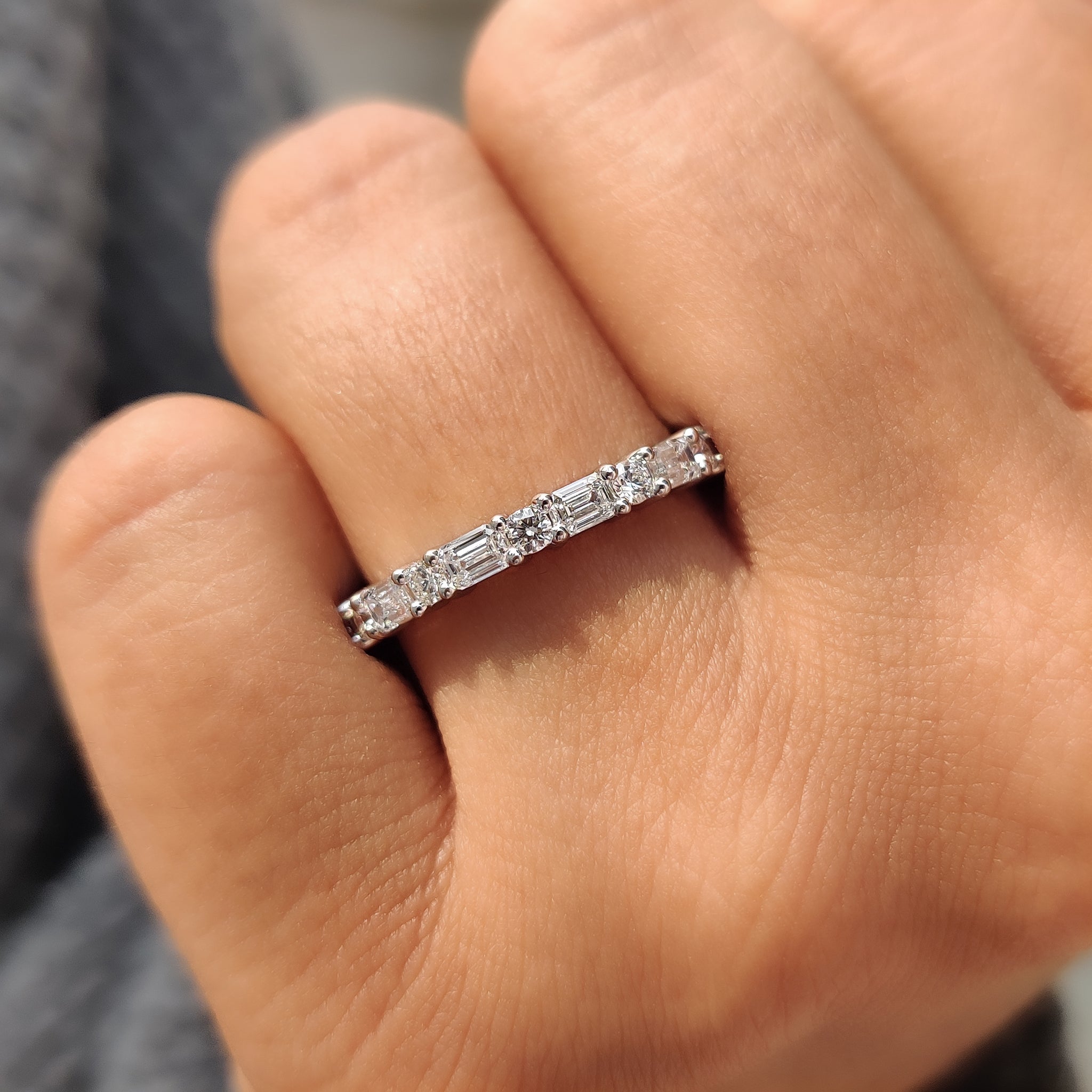 Diamond Eternity Band White Gold With Emerald and Round Cut Imagen secundaria del producto