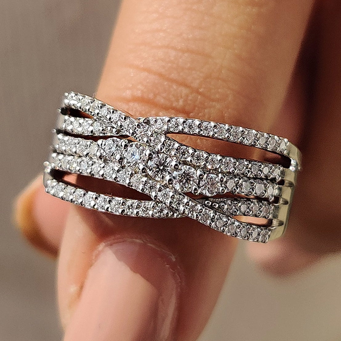 Multi Row Pave Round Cut Band Hauptbild