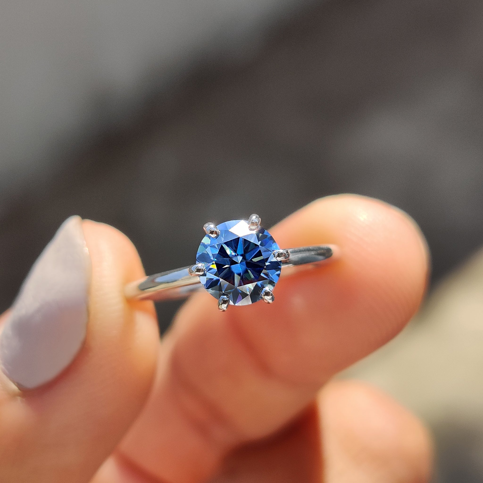 Royal Blue Ring In Simple Solitaire Style Imagen principal del producto