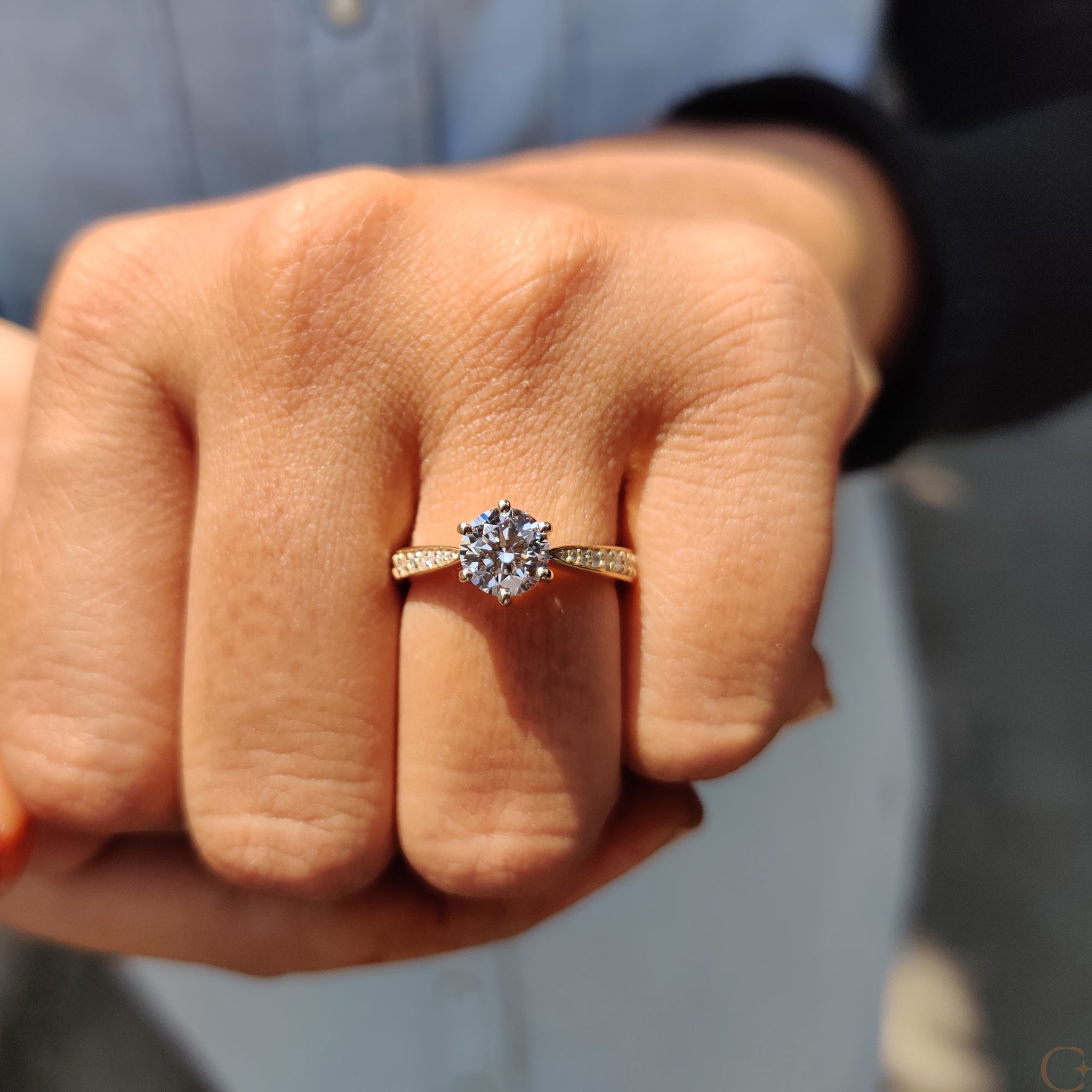 Round Cut Engagement Ring with Tapered Pave Setting Immagine secondaria del prodotto