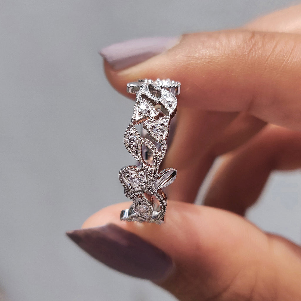 Vintage Style Wedding Band With Round Moissanite