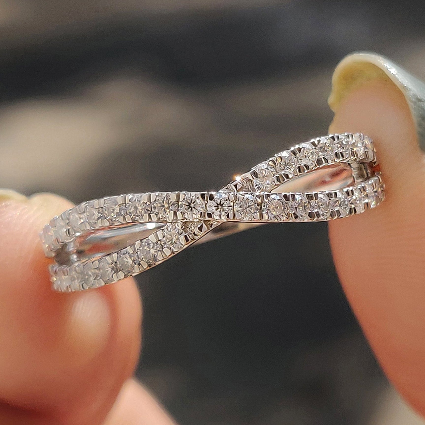 Round Moissanite Crossover Wedding Band Hauptbild