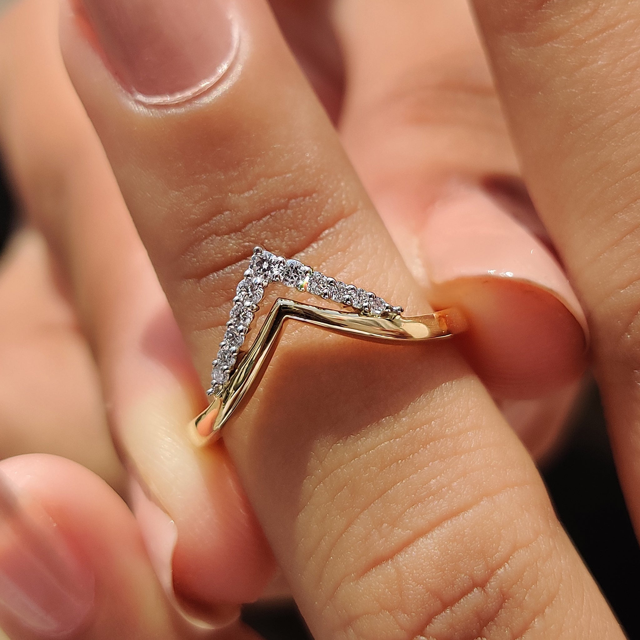 Round Cut Chevron Wedding Band Image principale du produit