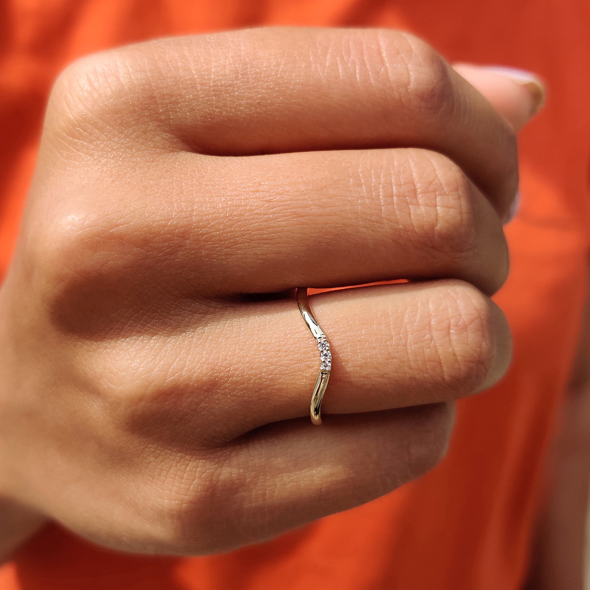 Round Cut Yellow Gold Curved Wedding Band Zweitbild